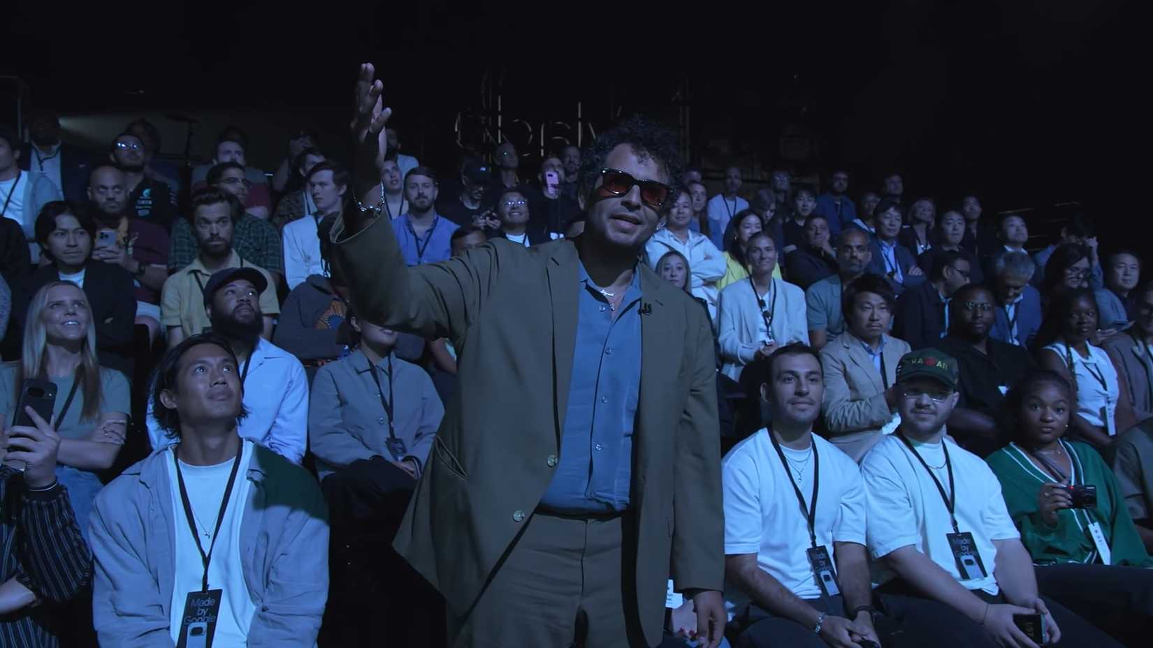 تركيز مخيب للآمال على المشاهير على الهواتف يأخذ المترو يأخذ إلى المسرح لا يزال لدي أي فكرة عن من هو