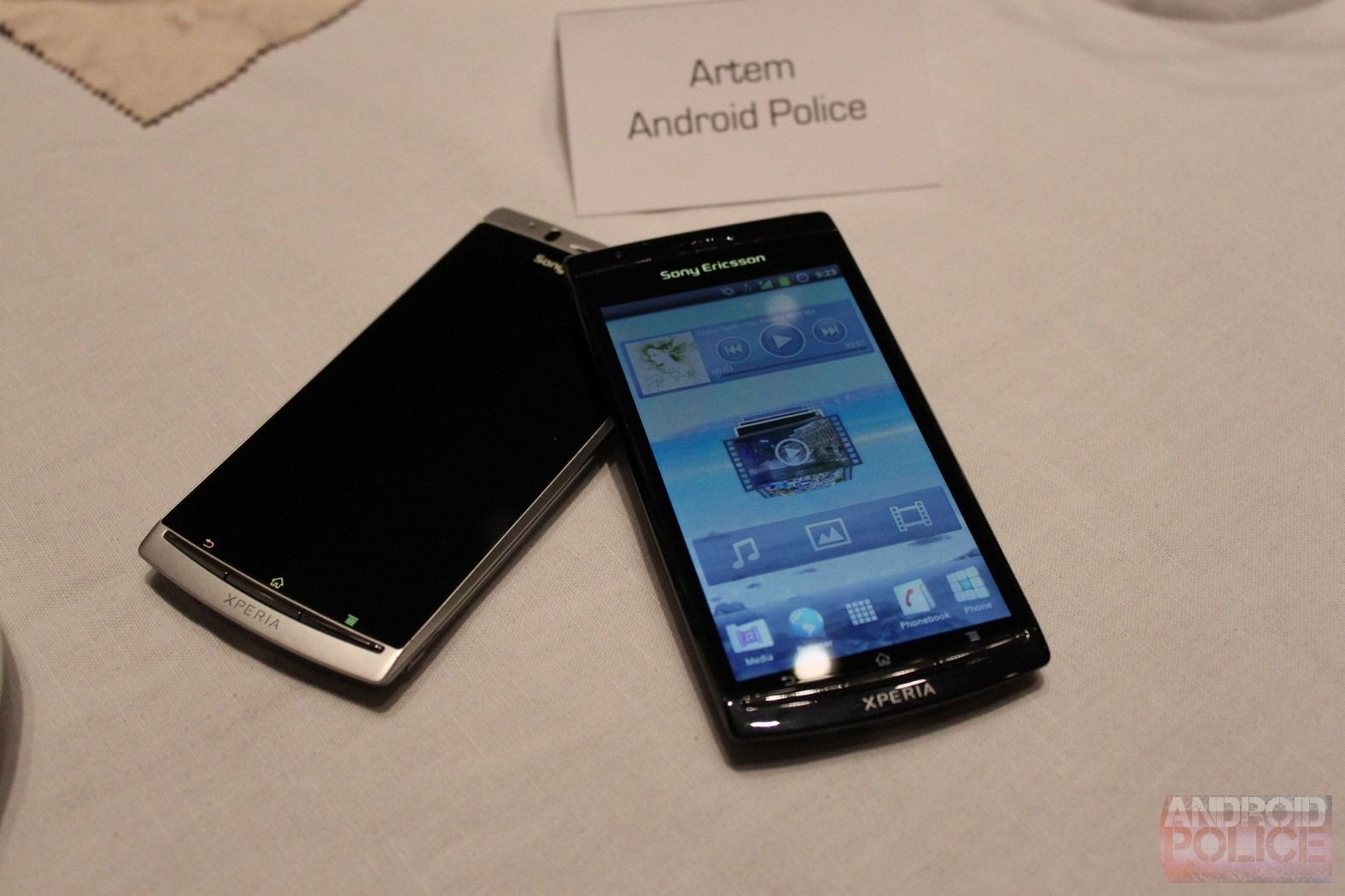 CES 2011: Deep Dive Preview Of The Sony Ericsson Xperia arc - Video ...
