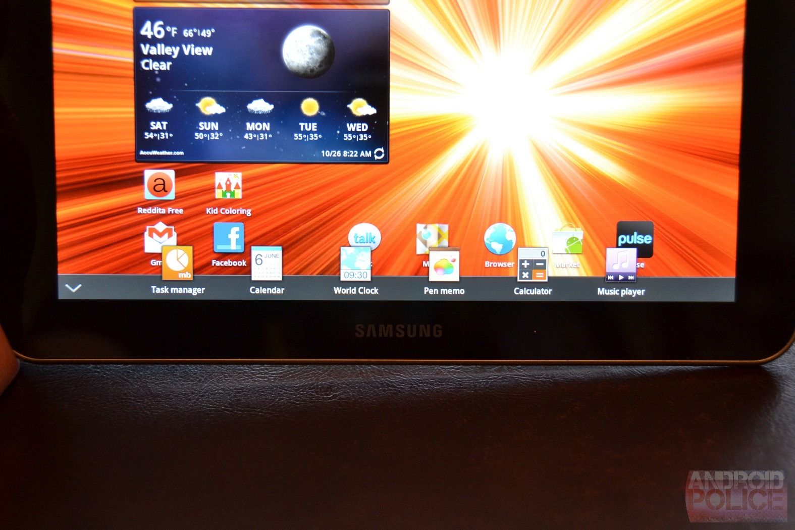 Review Samsung Galaxy Tab 89 Thin And Sexy Drops A Size But Touchwiz Kills Some Brain Cells 0689