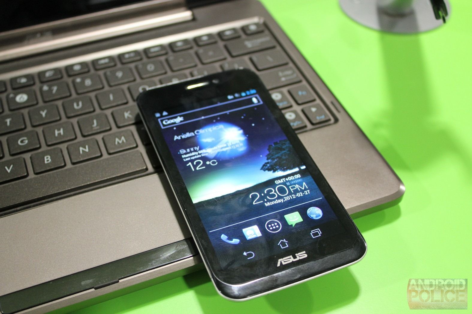 [MWC 2012] HandsOn With The ASUS Padfone It's A Phone In A Tablet On