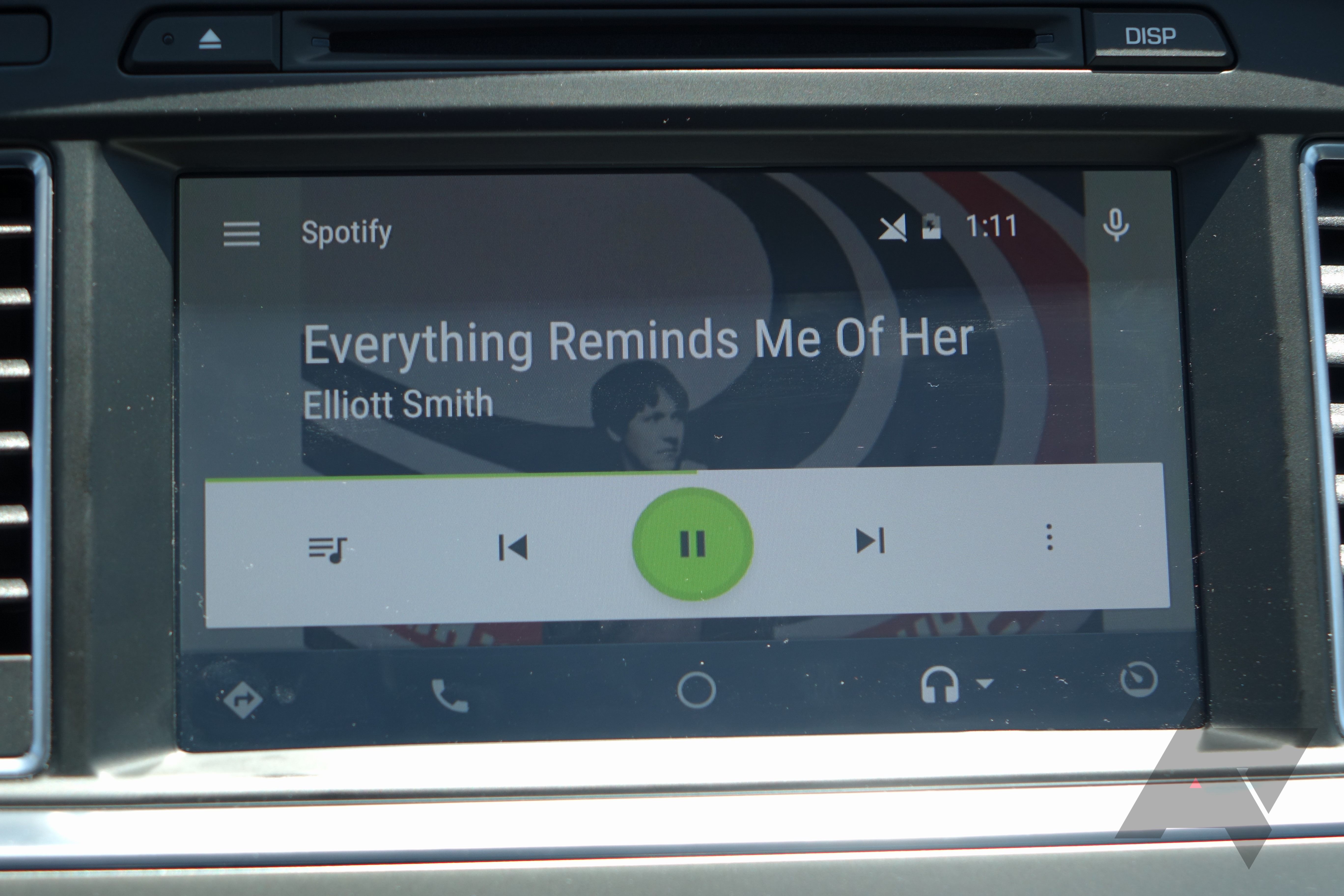 Dasbor mobil dengan Android Auto memutar musik di UI lamanya.