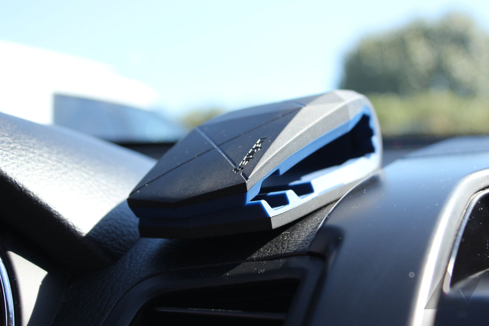 Spigen Stealth Car Mount Review A Really Good Solution To A Really Old