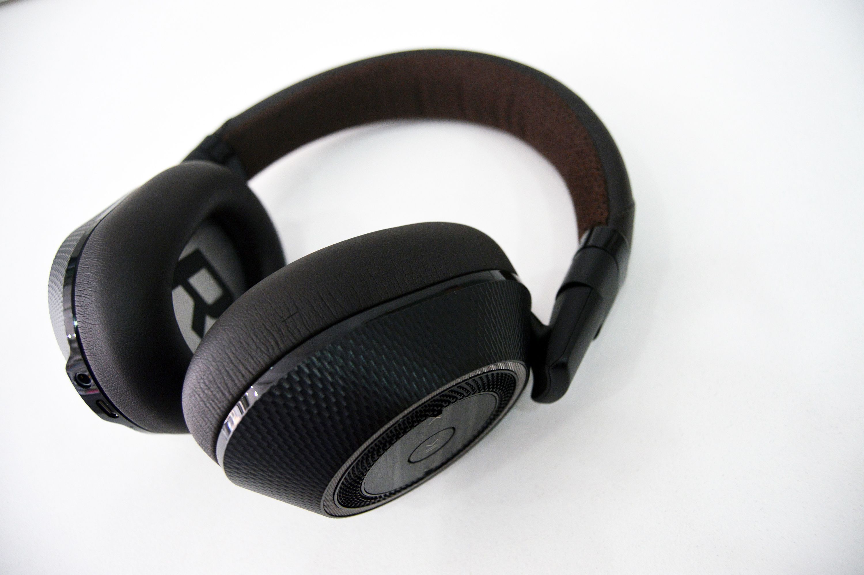 Plantronics Backbeat Pro 2 Review The Most Bang For The Buck Wireless Noise Canceling Headphones 1356