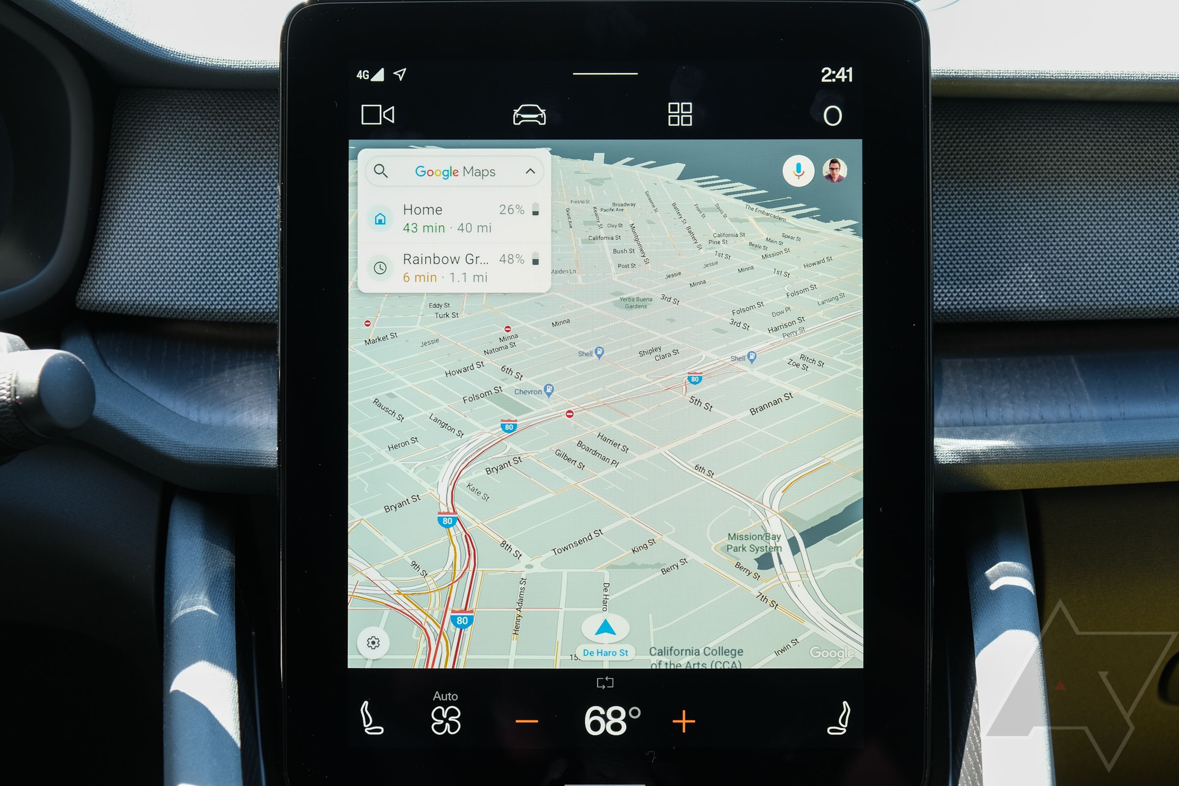 Android Automotive seperti yang ditampilkan di Polsestar 2, menampilkan Google Maps dan kontrol iklim.