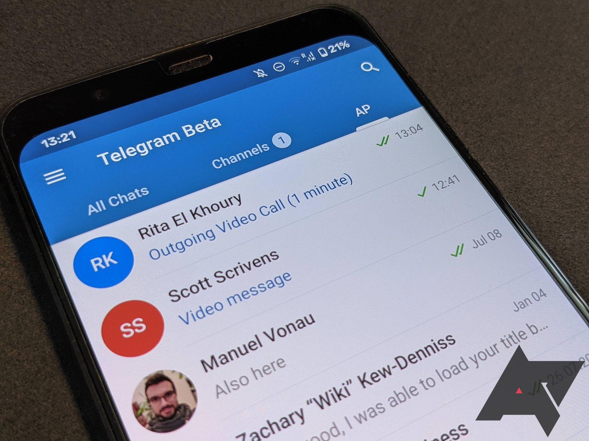 Tutup telepon dengan Telegram dibuka di tab grup. 