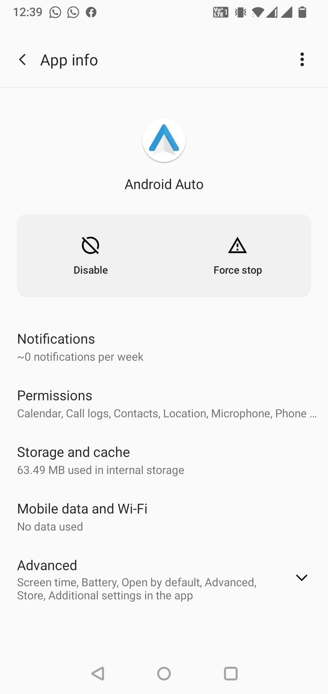 A captura de tela mostra a página de informações do aplicativo para Android Auto.  Armazenamento e cache é uma das opções exibidas.