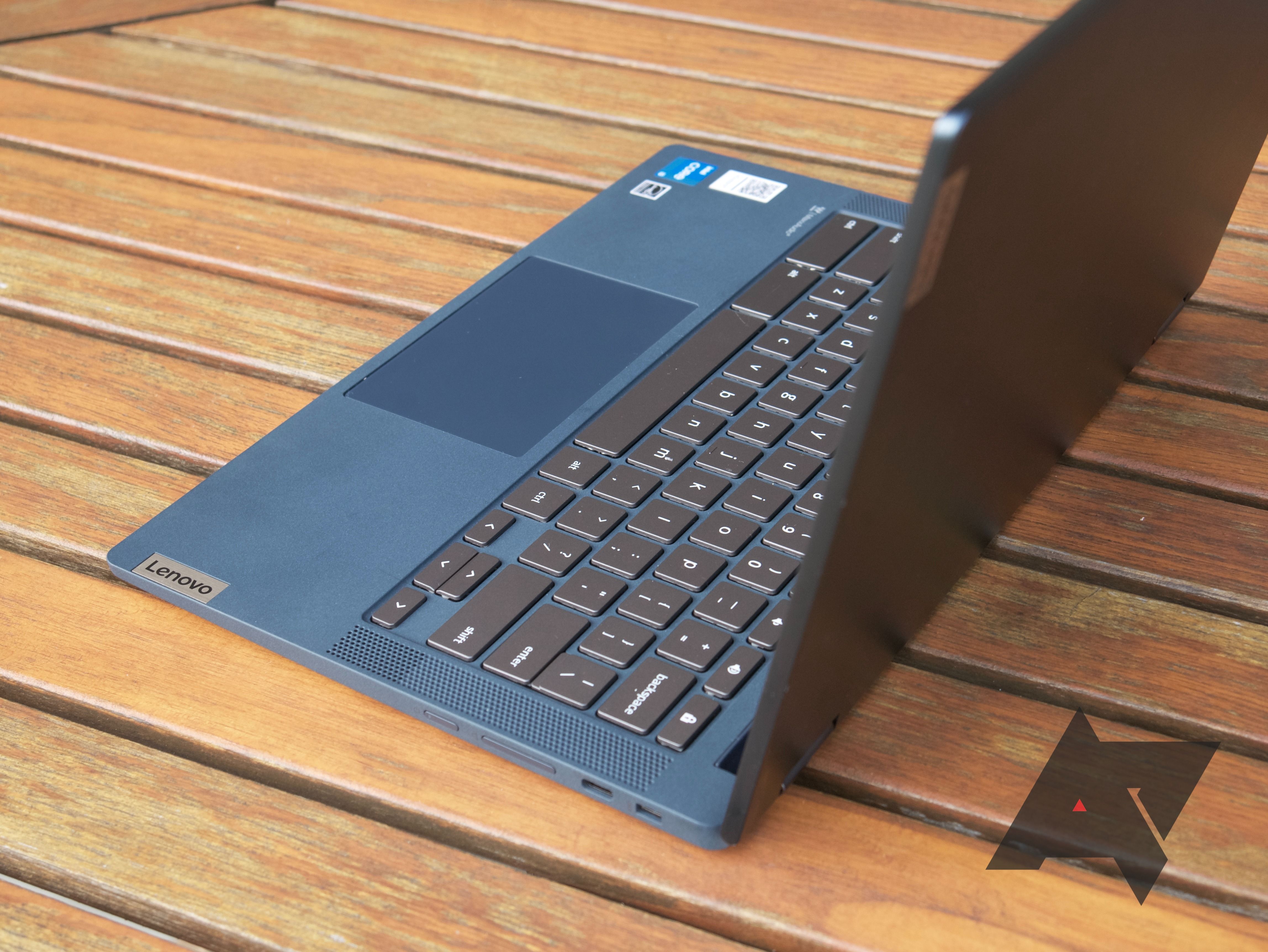 Chromebook Lenovo Flex 5 diletakkan menyamping di atas meja berpalang kayu