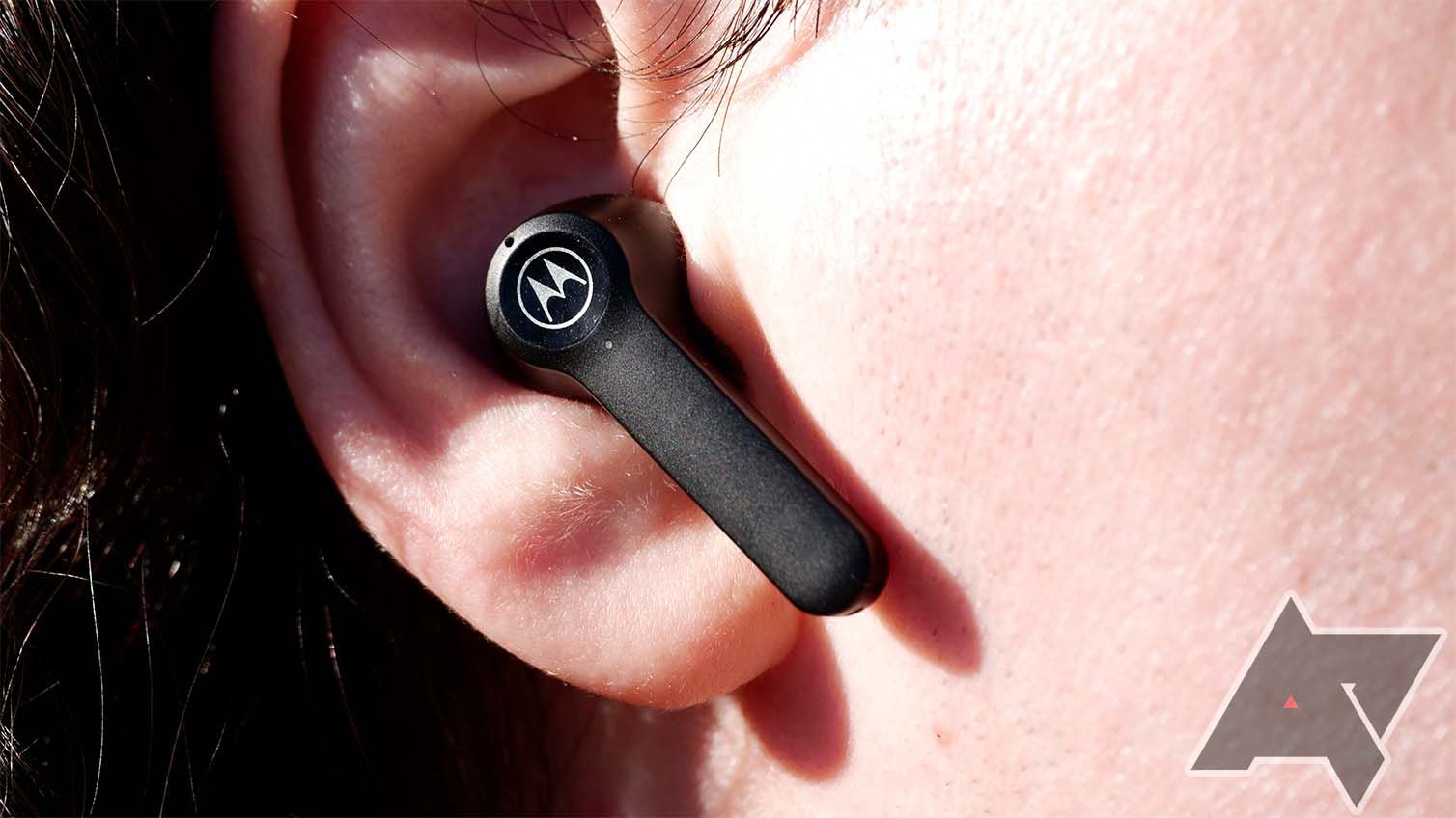 Moto Bud-S in ear