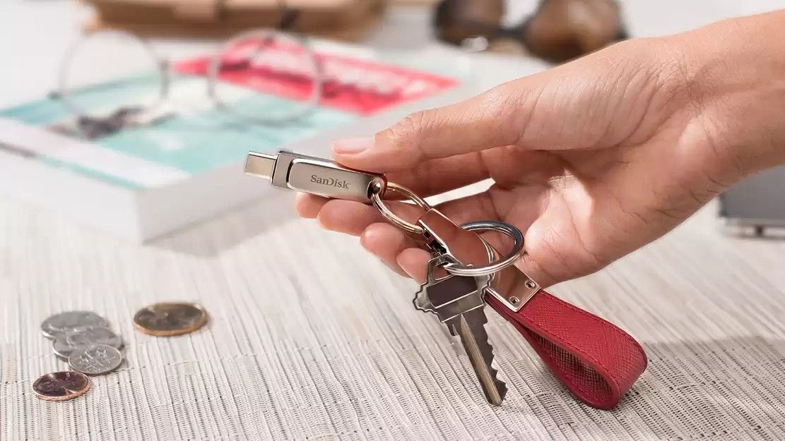 SanDisk Ultra Dual Drive Luxe USB Type-C Flash Drive on keychain.