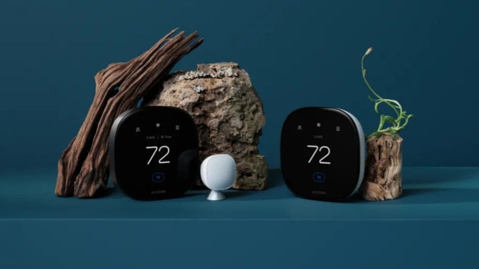 Một bức ảnh của Ecobee Smart Thermostat Premium và Smart Thermostat tăng cường