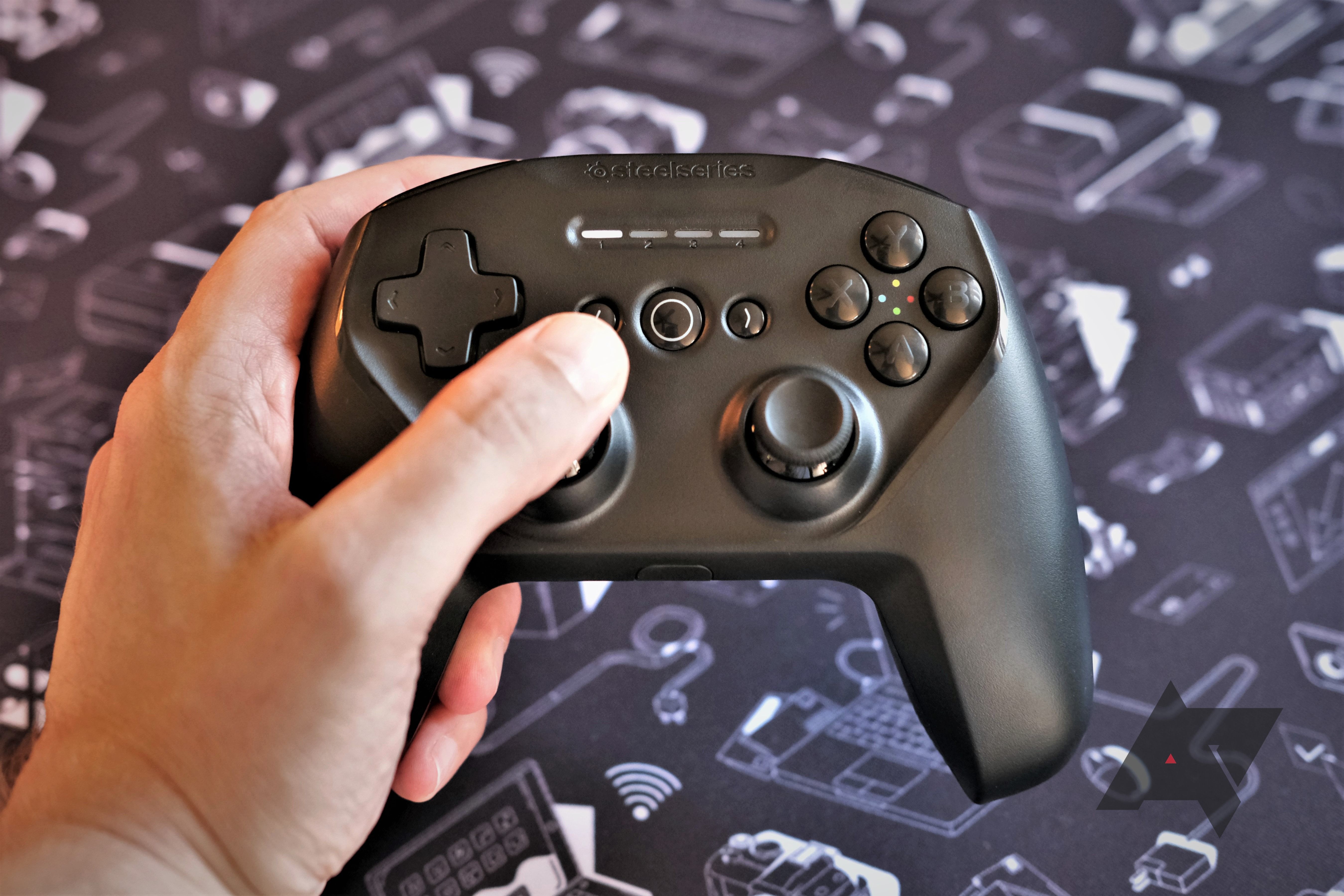 SteelSeries Stratus+ hands-on hand