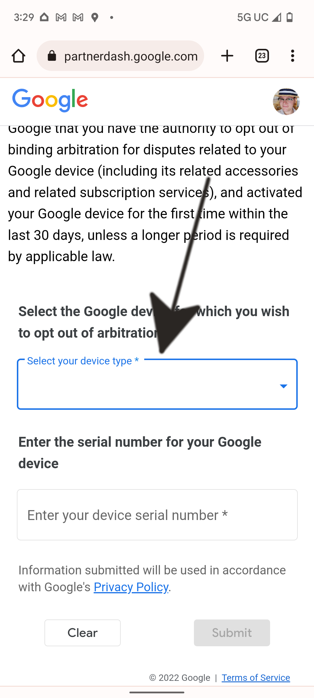 Formulir Penyisihan Arbitrase Perangkat Google di Chrome pada ponsel dengan panah yang mengarah ke kotak pilihan perangkat