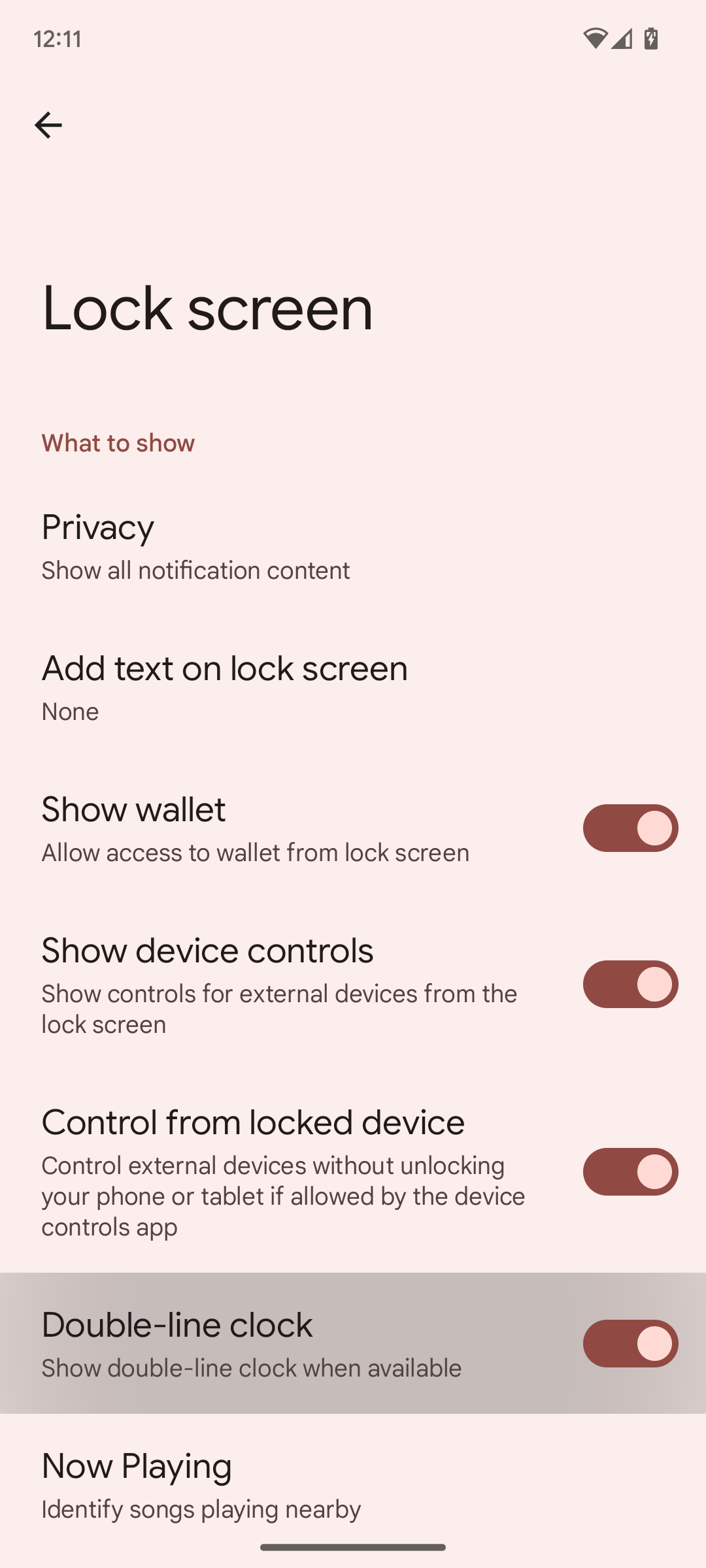 Android 13's lock screen options with double-line clock toggle highlighted