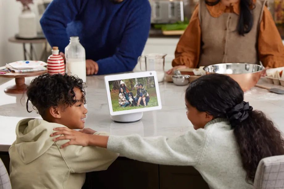 A representation of the Echo Show's photo frame display feature