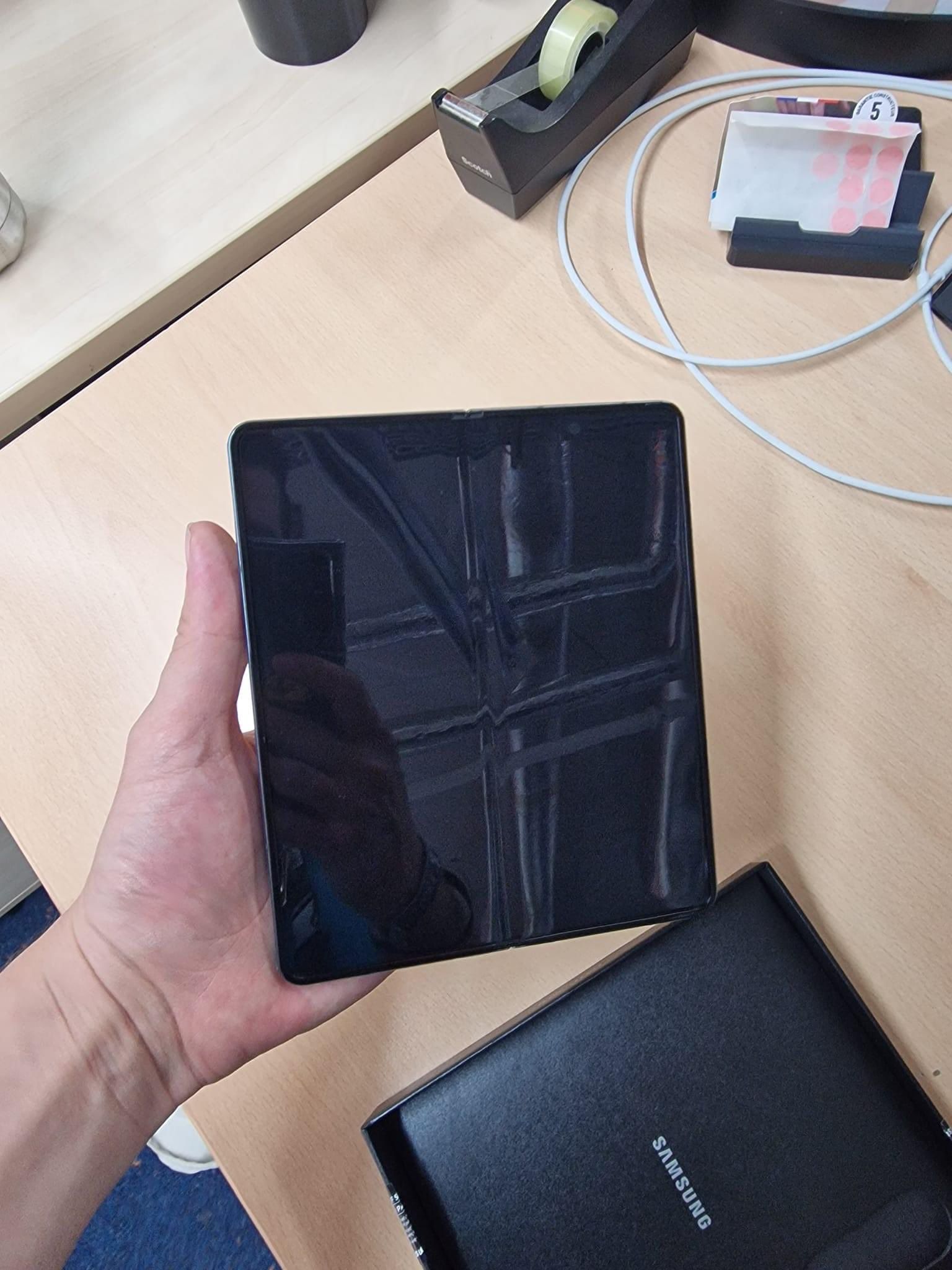 Galaxy Z Fold4-hands-on-leak2