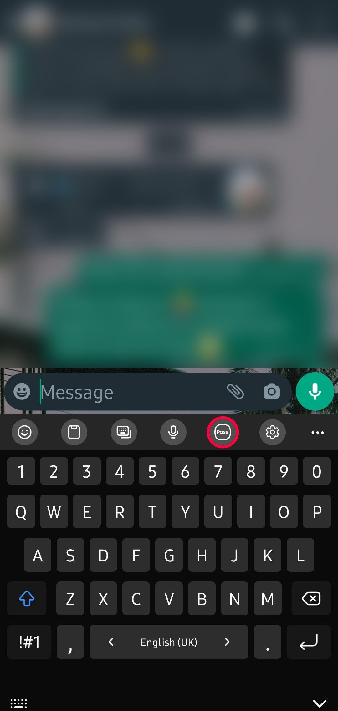 keyboard samsung terbuka dalam obrolan whatsapp yang kabur dengan ikon samsung pass pada bilah alat keyboard disorot