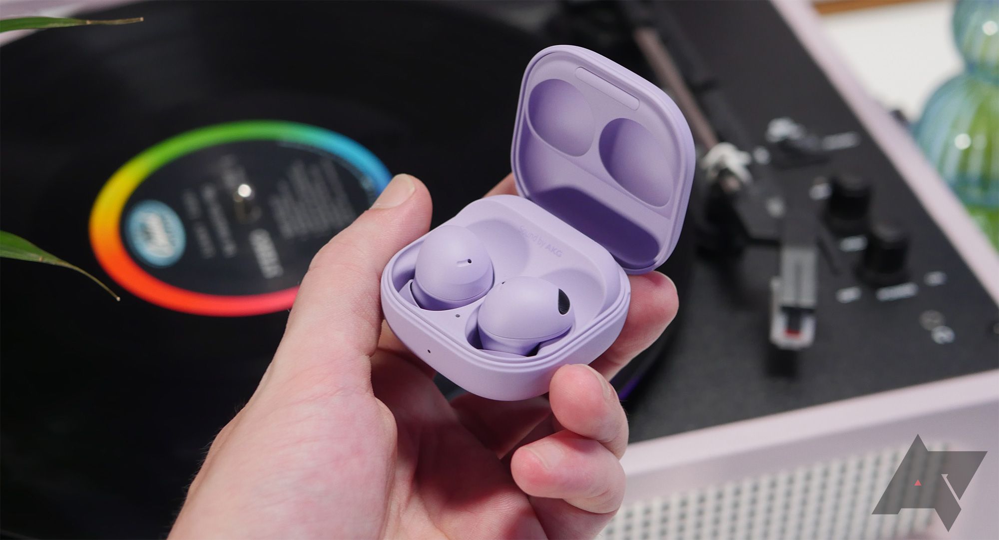 samsung-galaxy-buds-2-pro-purple-hand