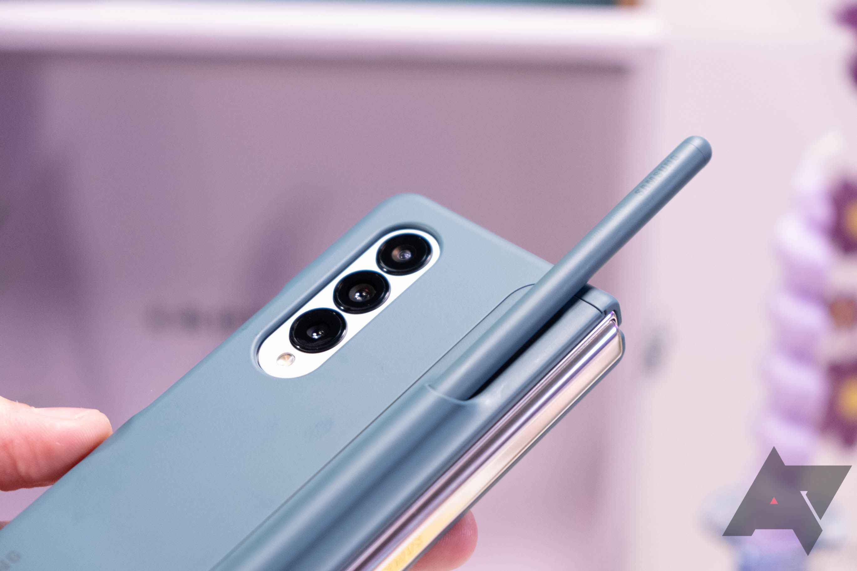 Does Samsung Galaxy Z Fold 4 come with an S Pen?