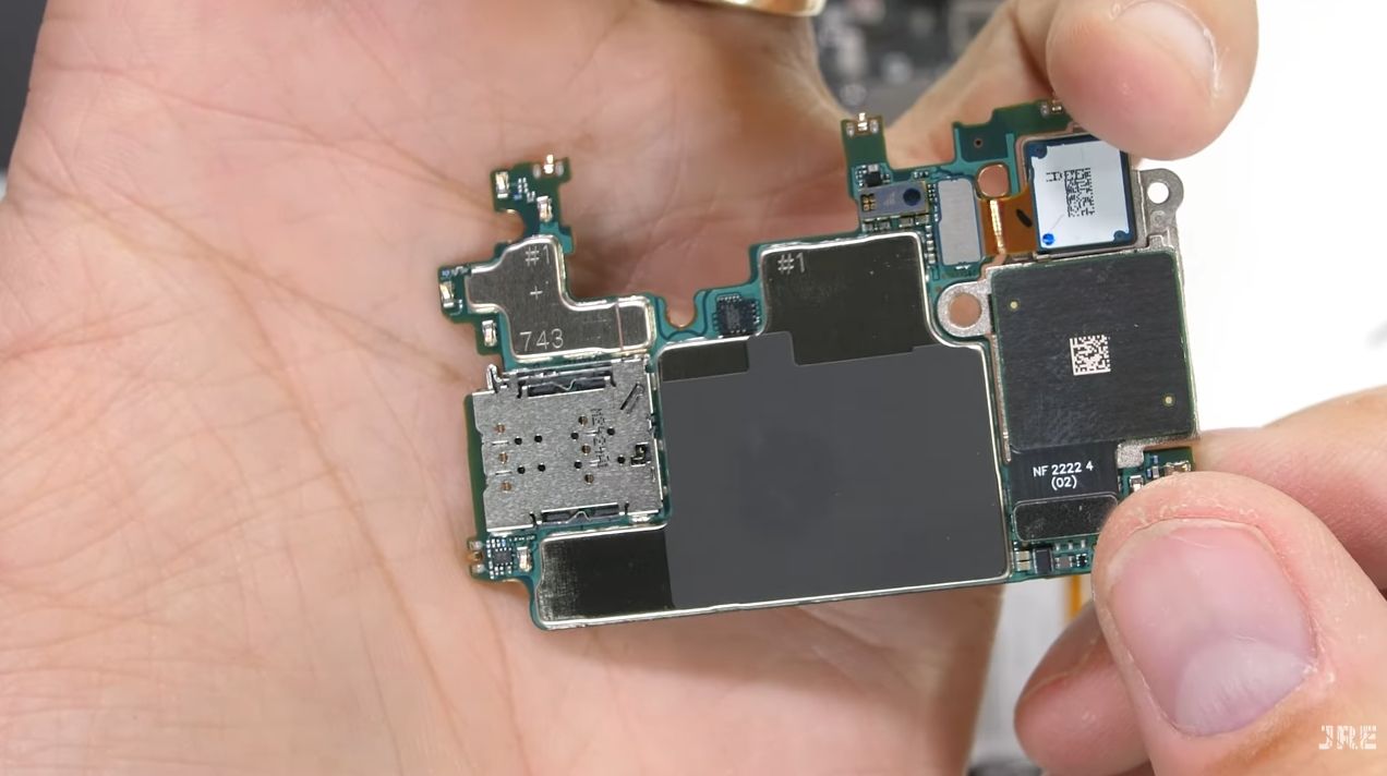 Galaxy-Z-Flip-4-teardown-mobo-back