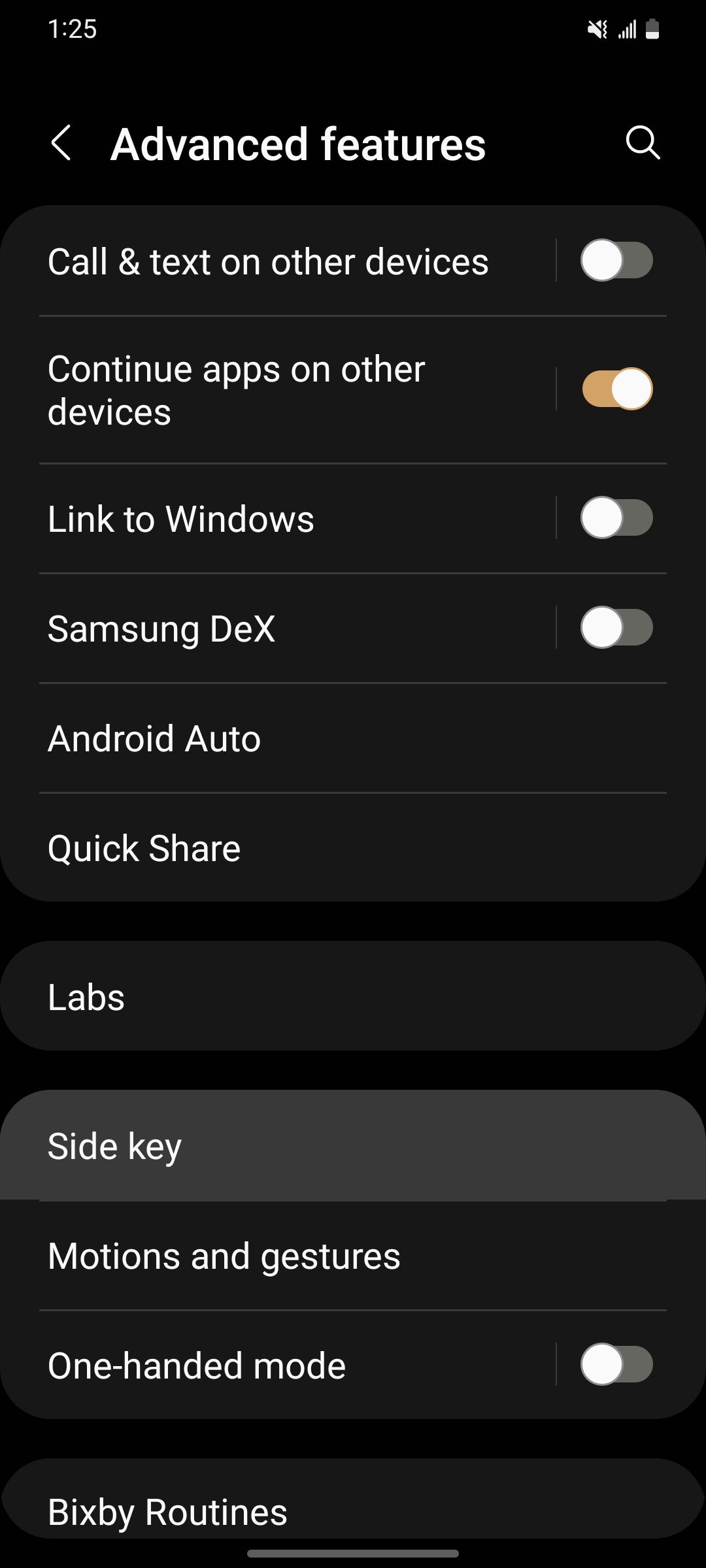 Menyoroti bagian tombol Samping di fitur Lanjutan pada ponsel Samsung Galaxy