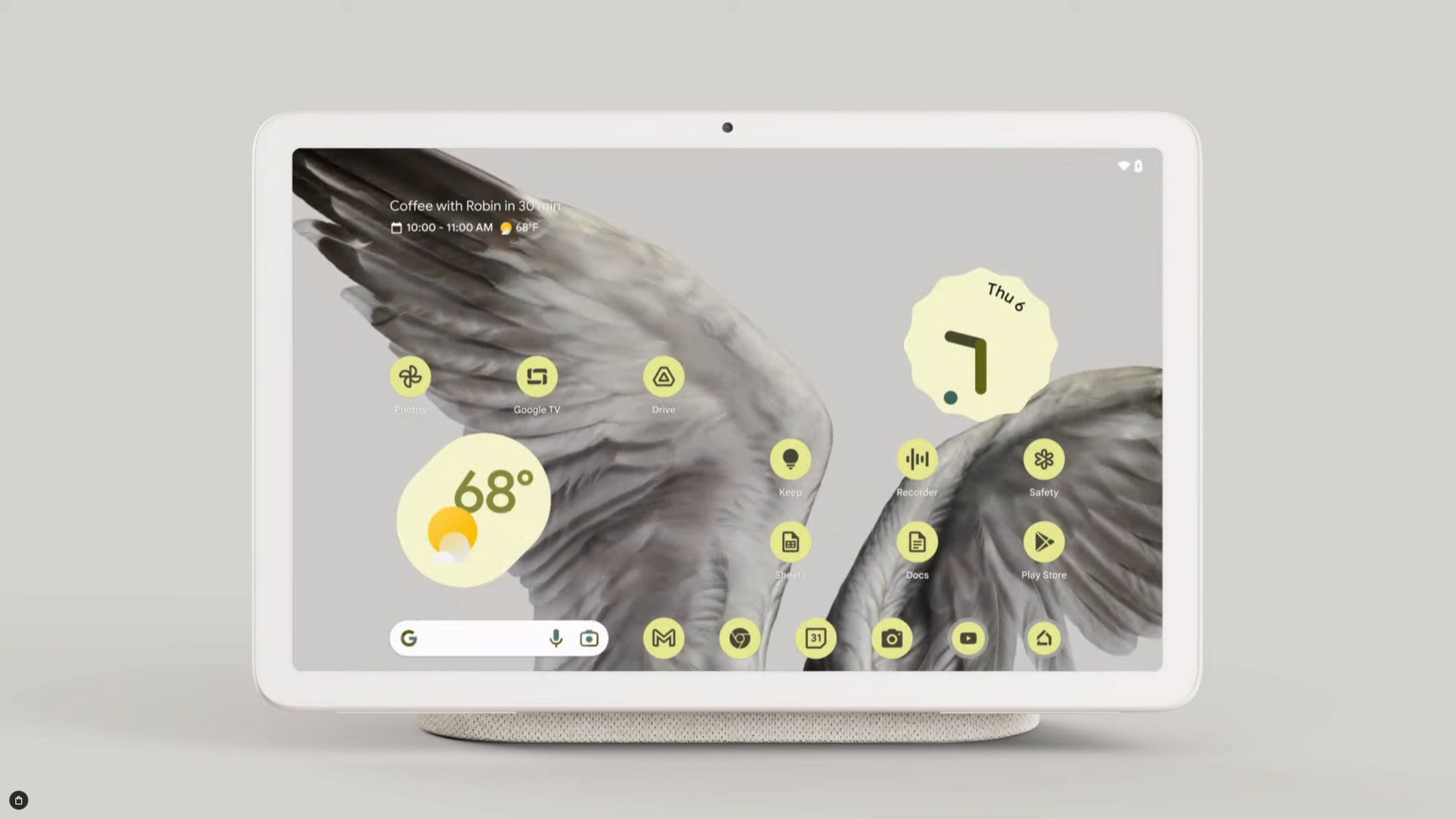 Tablet Google Pixel diletakkan di atas permukaan putih pucat.  Layarnya menyala dan tampaknya menjalankan Android 13. 
