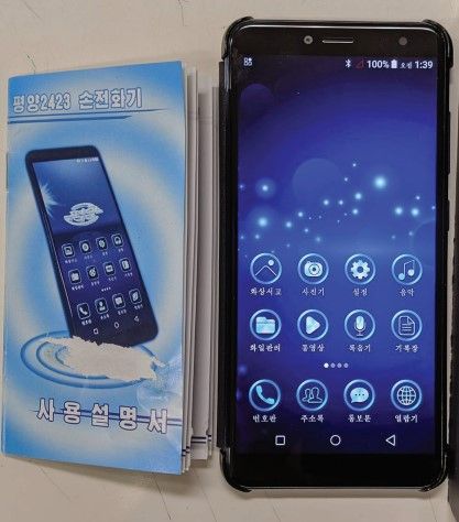 smartphone menampilkan layar beranda biru