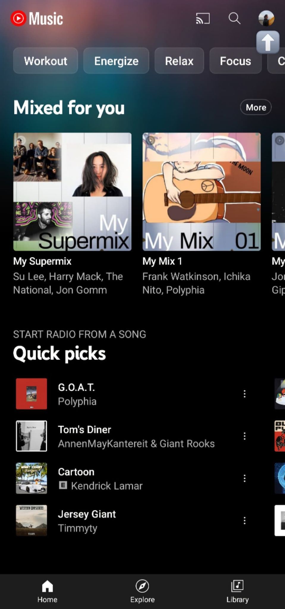 Screenshot menampilkan halaman beranda aplikasi Android YouTube Music dengan panah yang mengarah ke ikon profil di kanan atas.