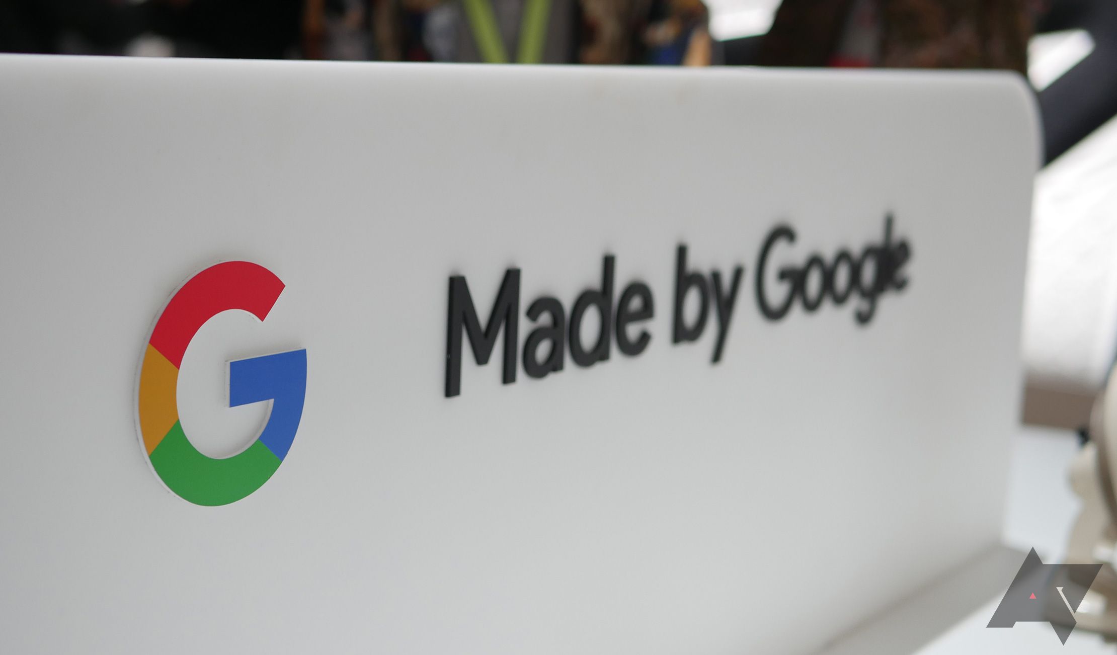 Tanda Made by Google dan logo Google.