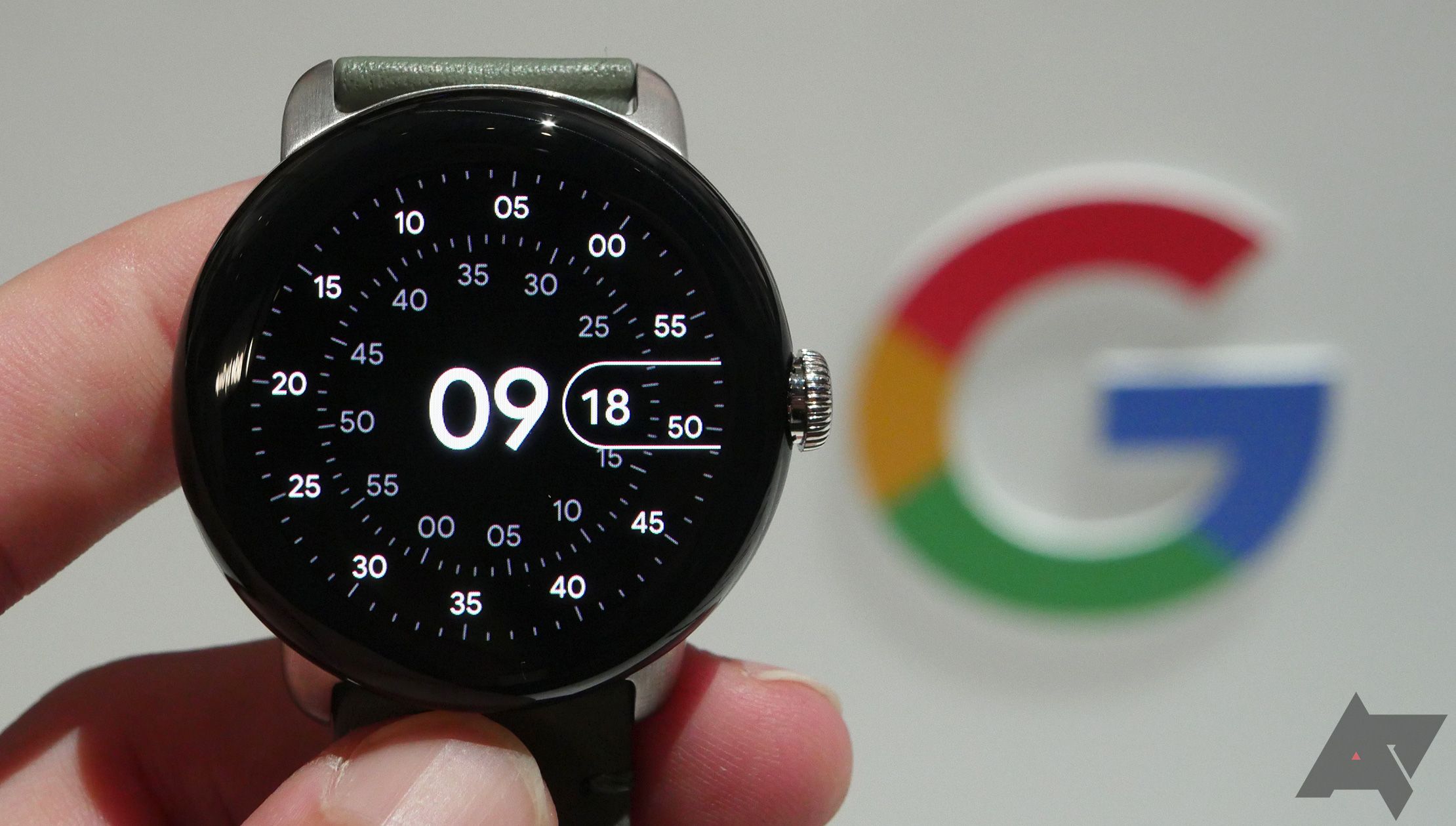 Google Pixel Watch diadakan di sebelah Google 