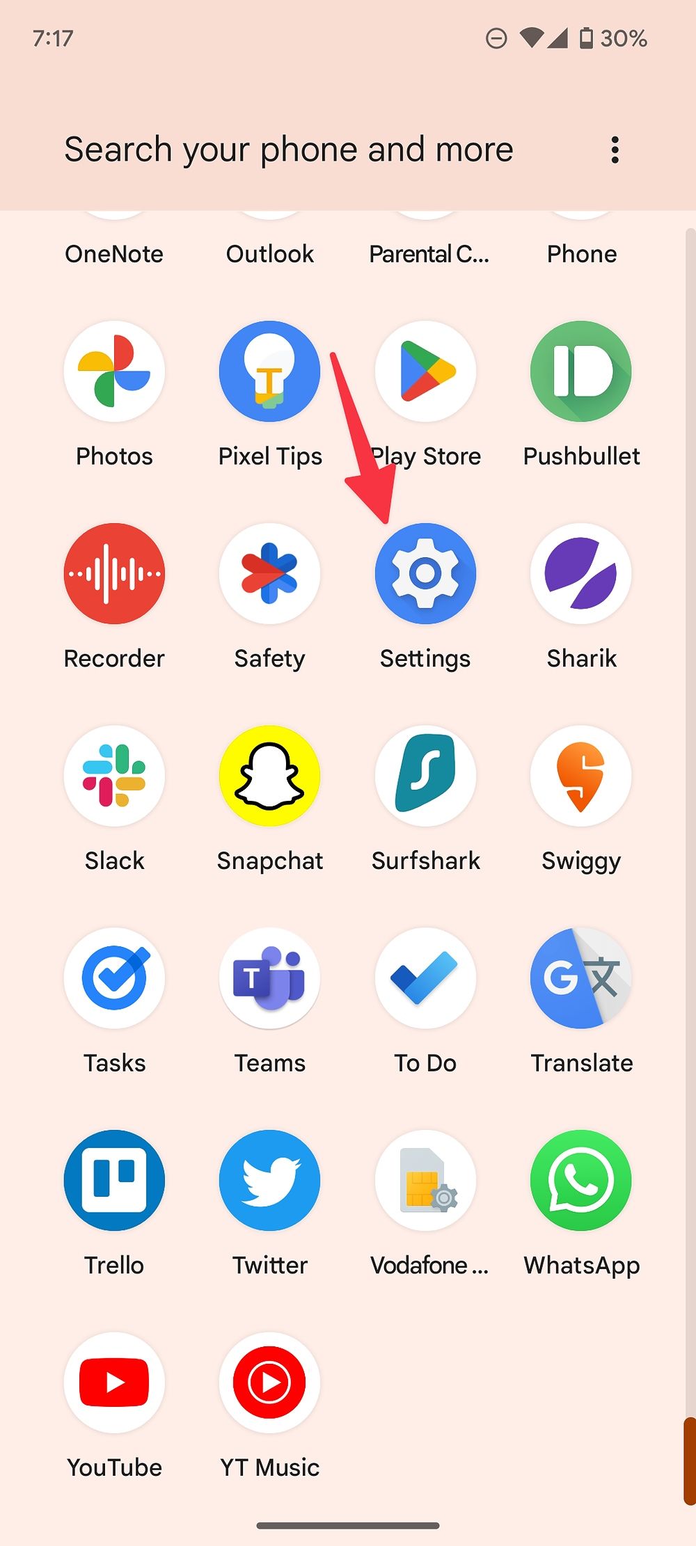 Screenshot shows the app folder on an Android phone. An arrow points to the settings app icon.