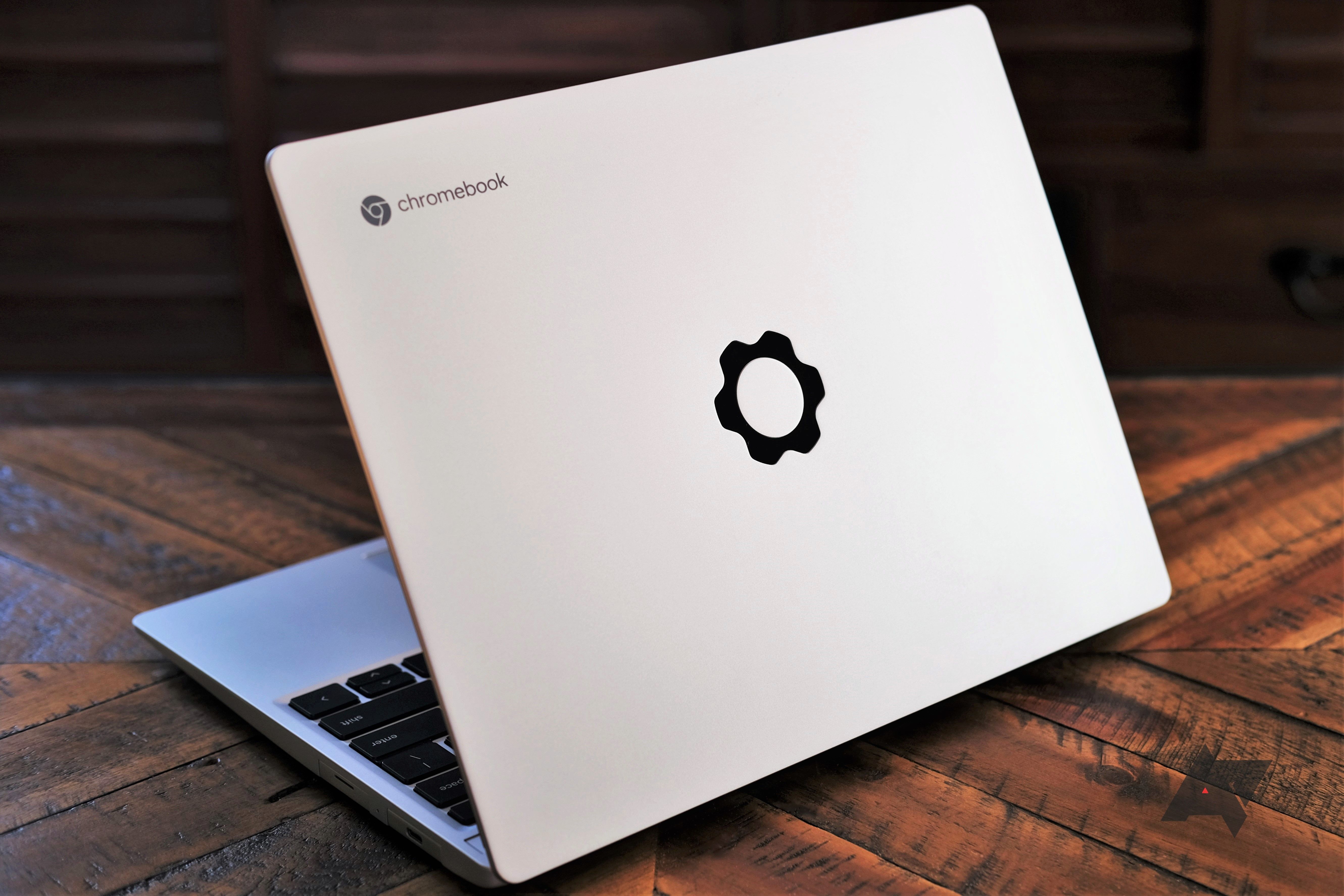 Framework Laptop Chromebook Edition mengulas tutup buka logo belakang1