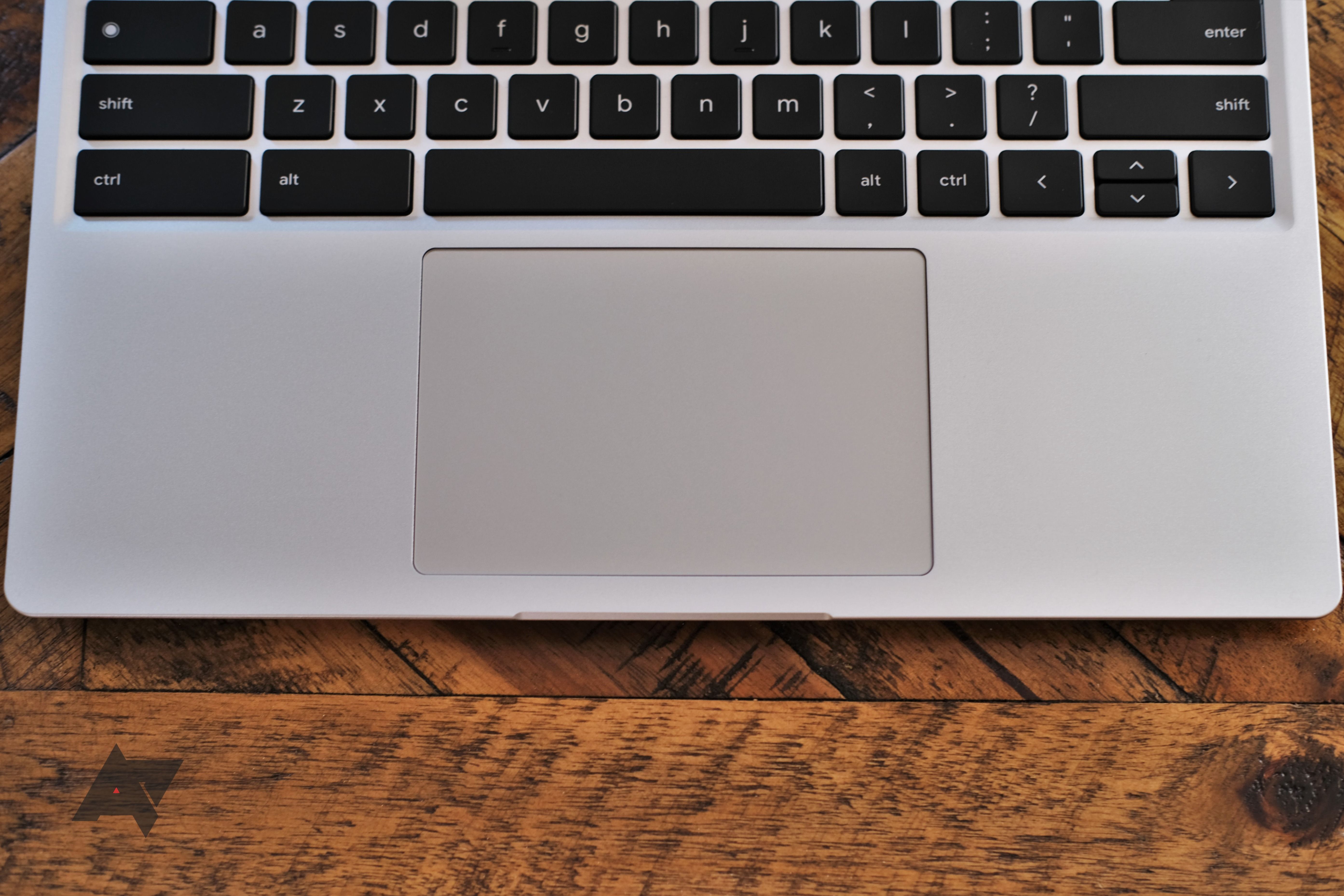 O touchpad e o teclado inferior de um Framework Laptop Chromebook Edition