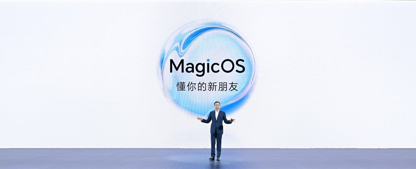 El CEO de Honor, George Zhao, en el escenario frente a una pantalla que muestra Magic OS