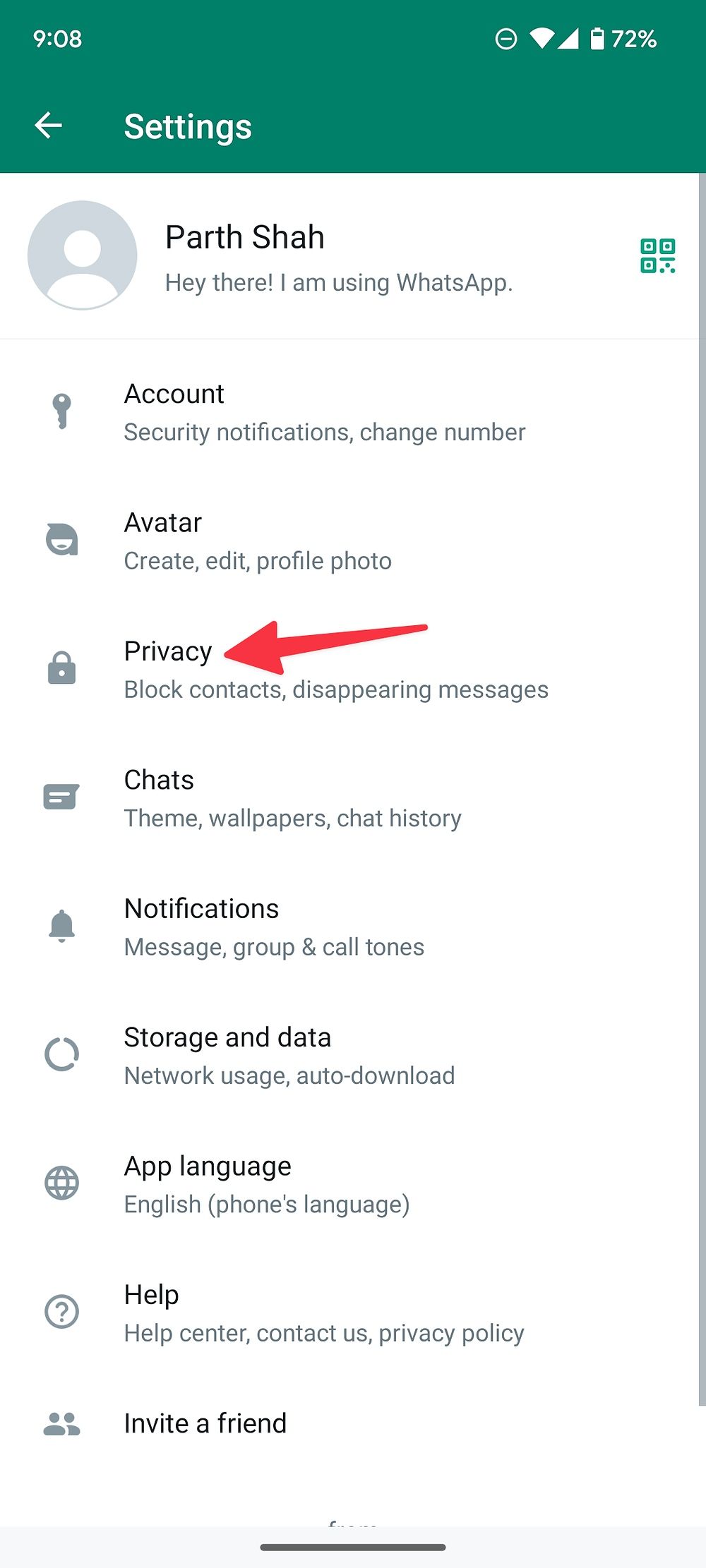 Screenshot of WhatsApp with an arrow pointing towards the 'Privacy' option.