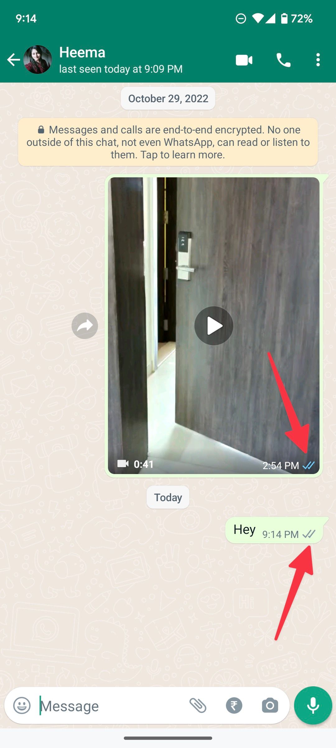 An arrow pointing to the checkmarks beneath a message in WhatsApp.