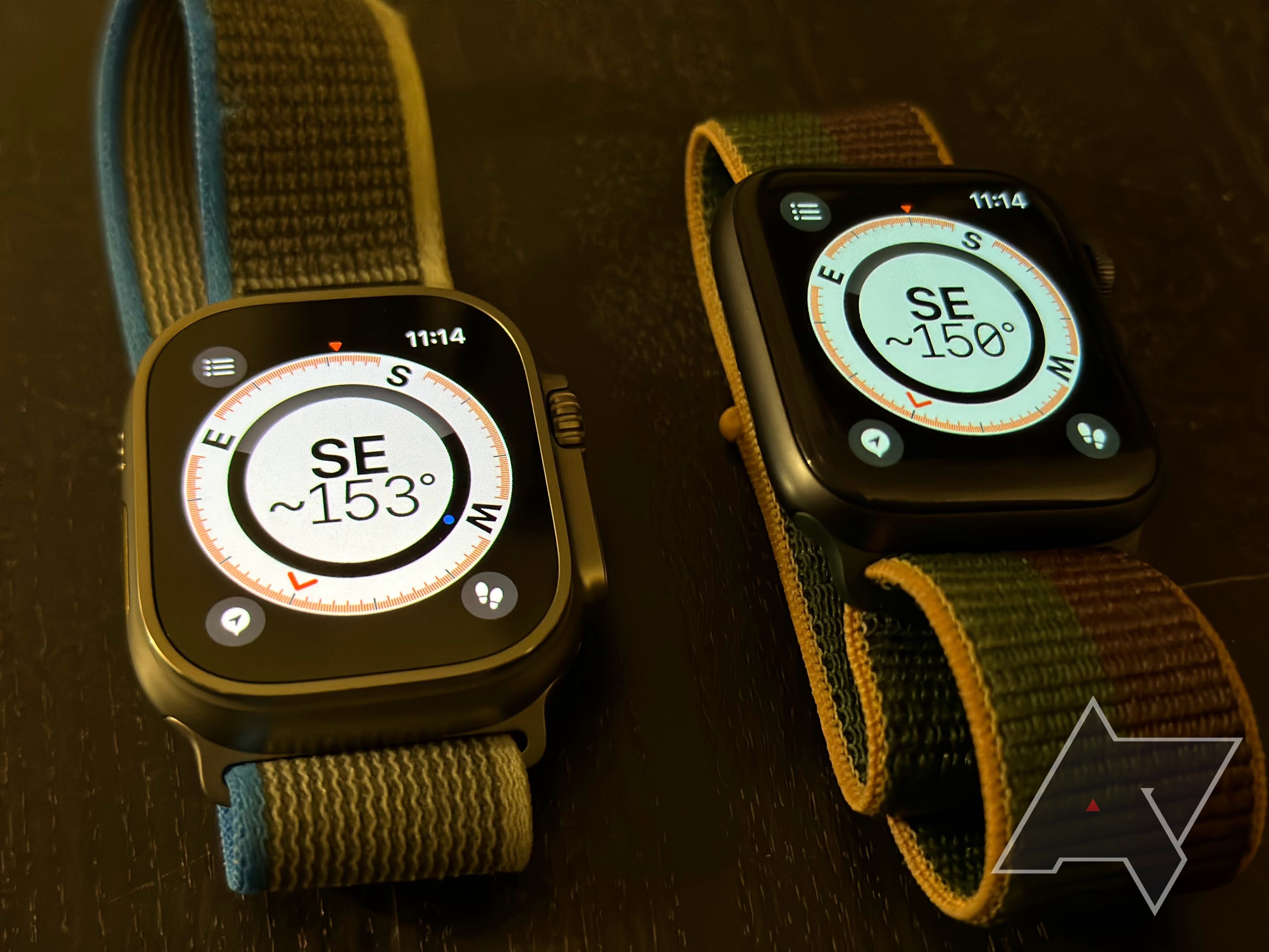 Eine Apple Watch Ultra und eine Apple Watch Series 8 nebeneinander mit demselben Zifferblatt