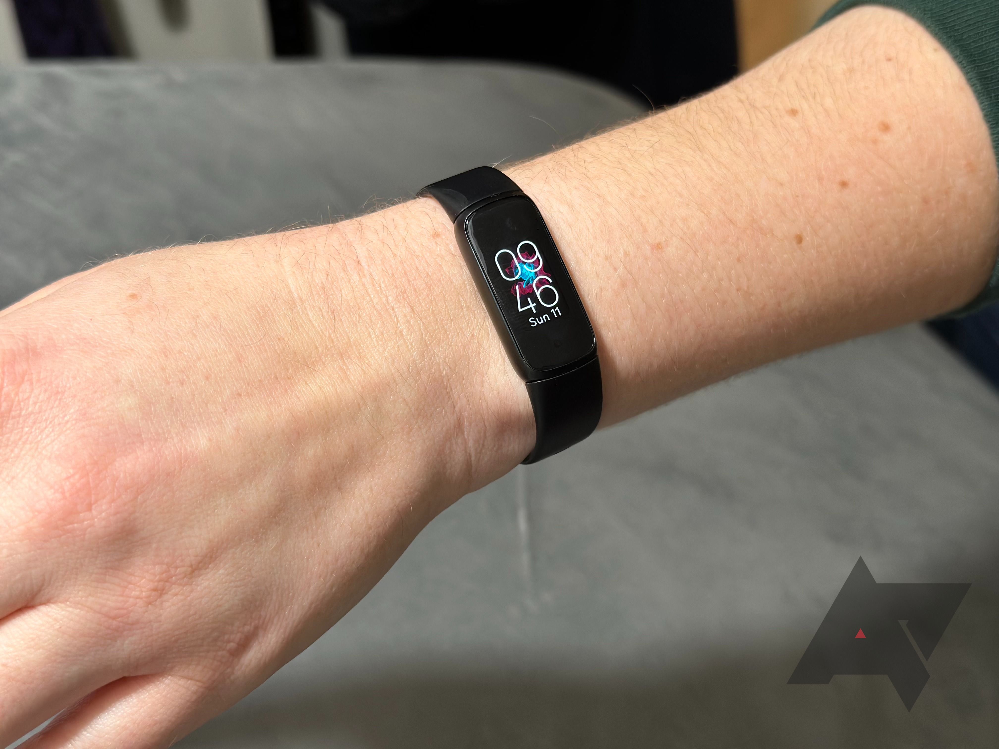 fitbit-luxe-full-arm