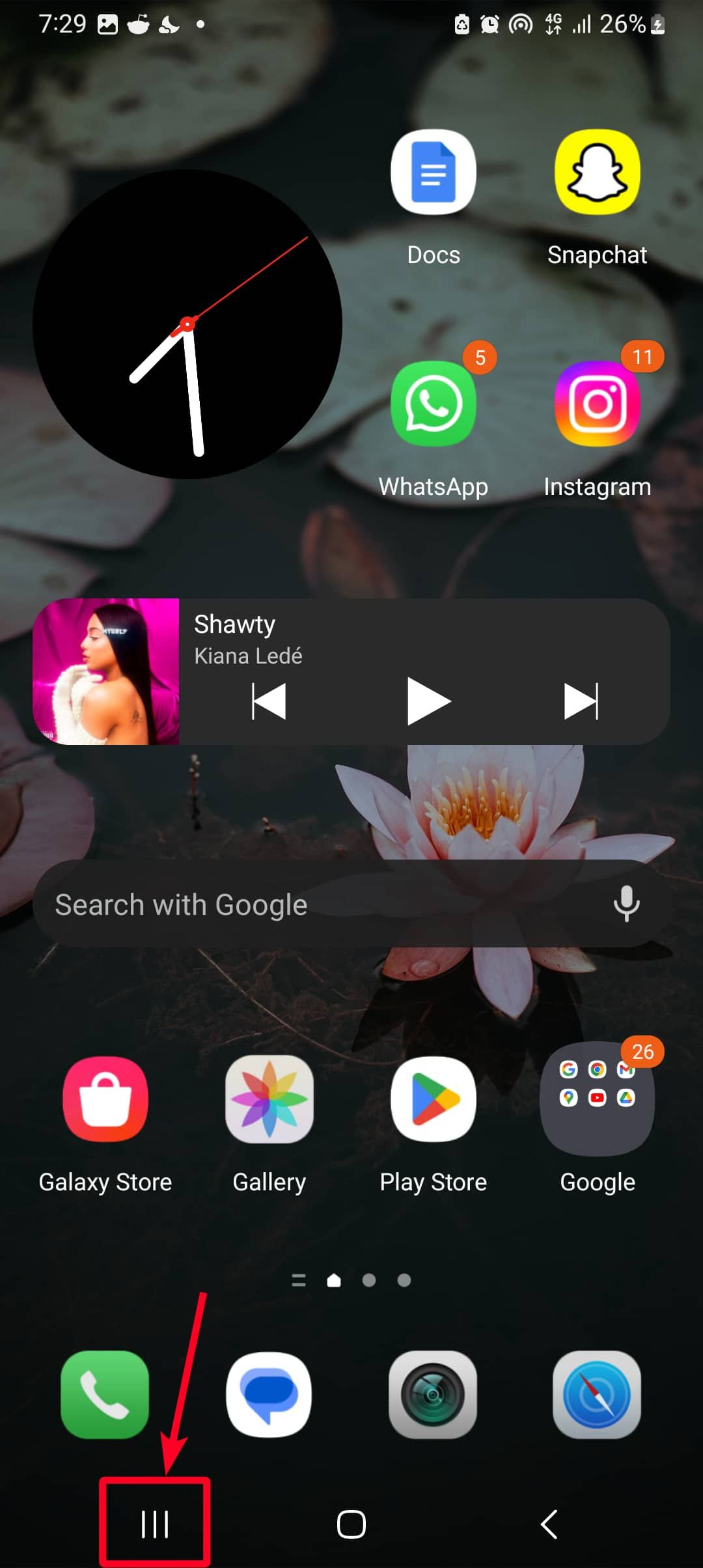 Mengetuk tombol Ikhtisar di layar beranda ponsel cerdas Android