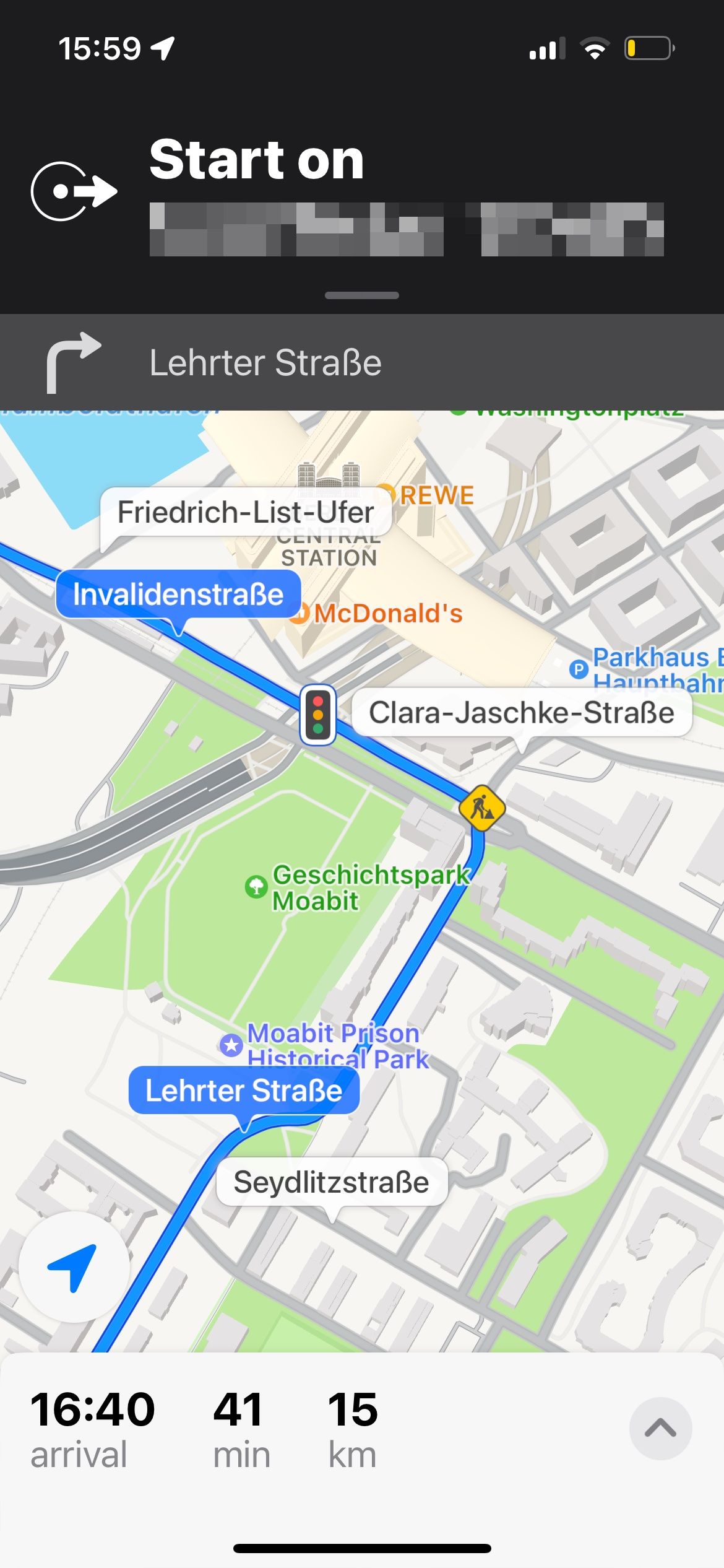 Navigasi mobil Apple Maps melewati stasiun pusat Berlin
