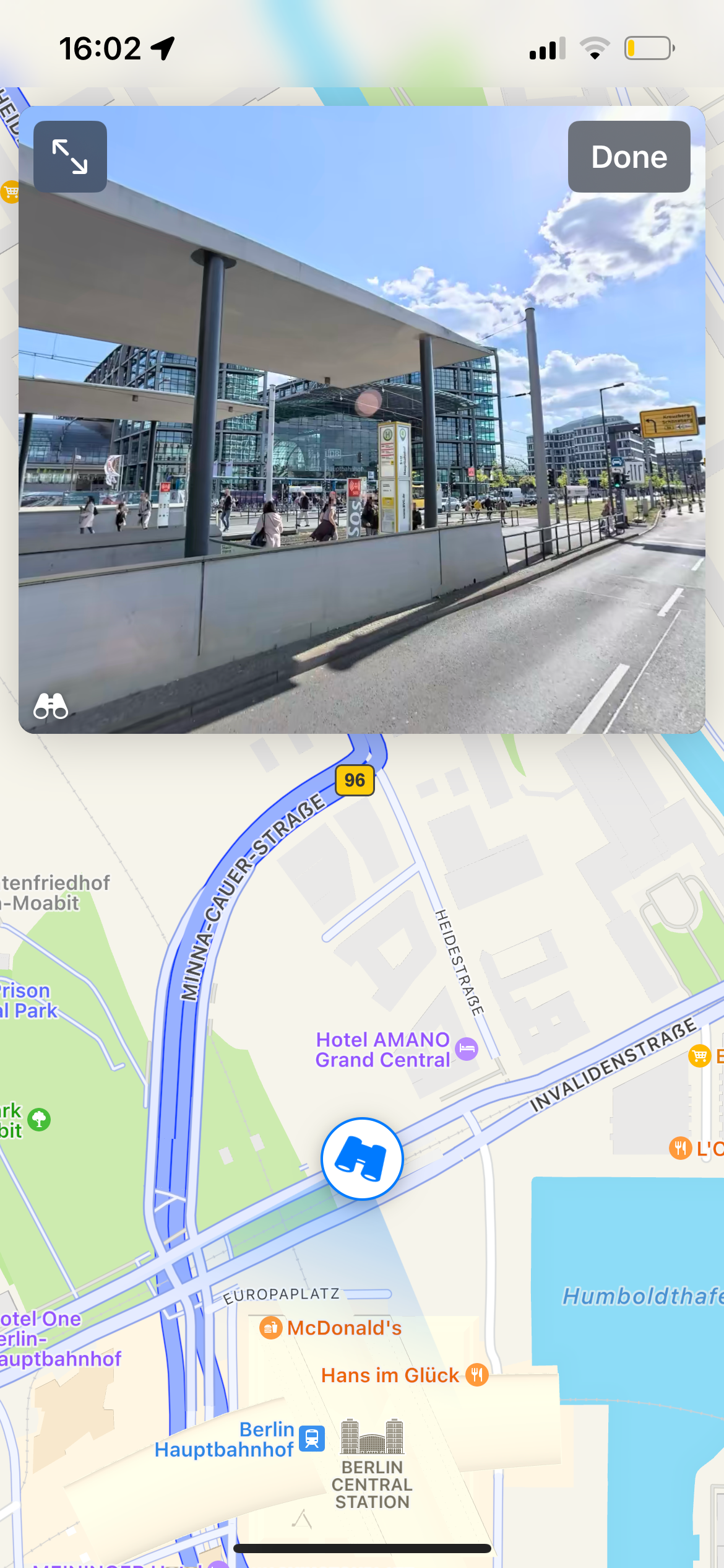 Fitur Apple Maps Look Around menunjukkan gambar stasiun pusat Berlin saat ini dengan stasiun trem di depannya