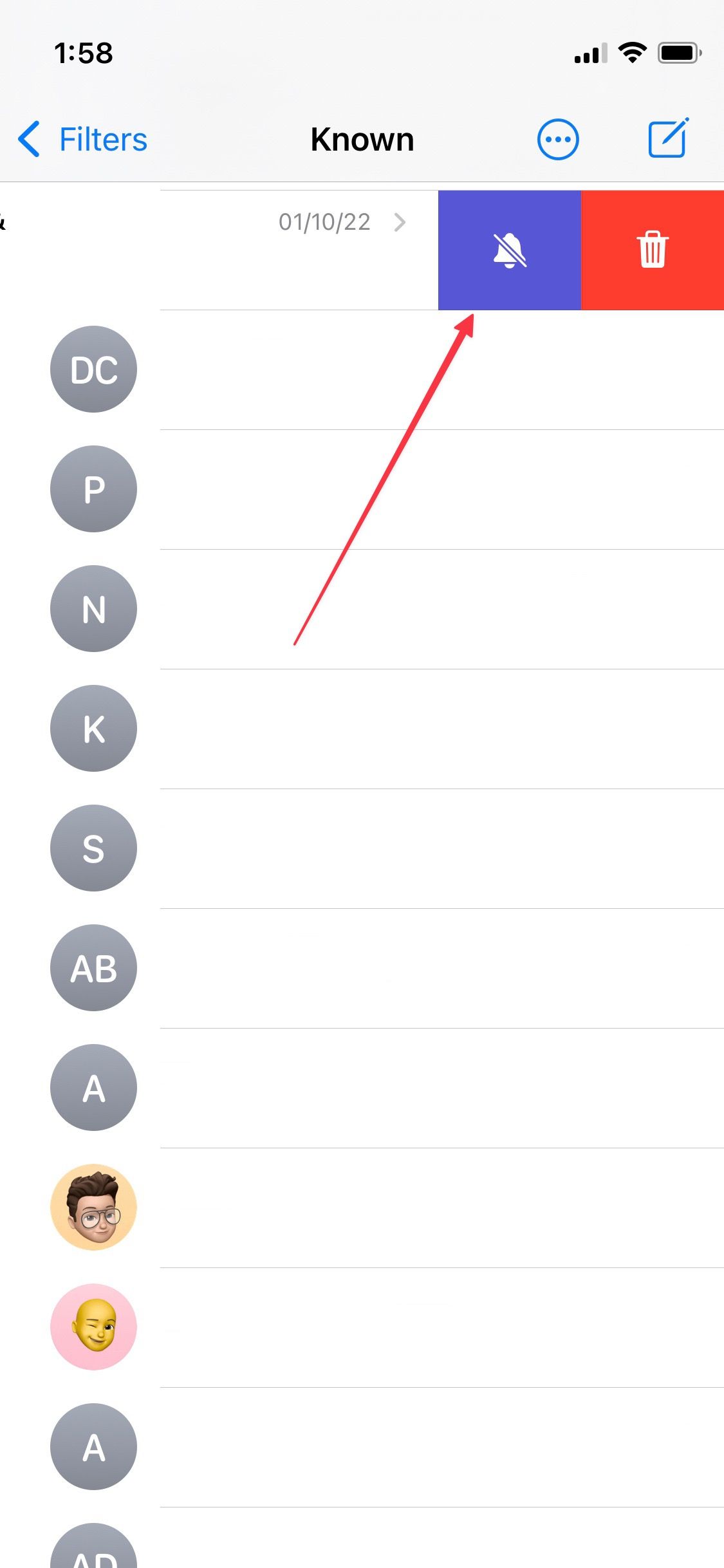 Captura de tela do aplicativo iMessage apresentando um tópico de mensagens com dois botões distintos à direita: um ícone de sino silencioso roxo para silenciar notificações e um ícone de lixeira vermelha para excluir mensagens.