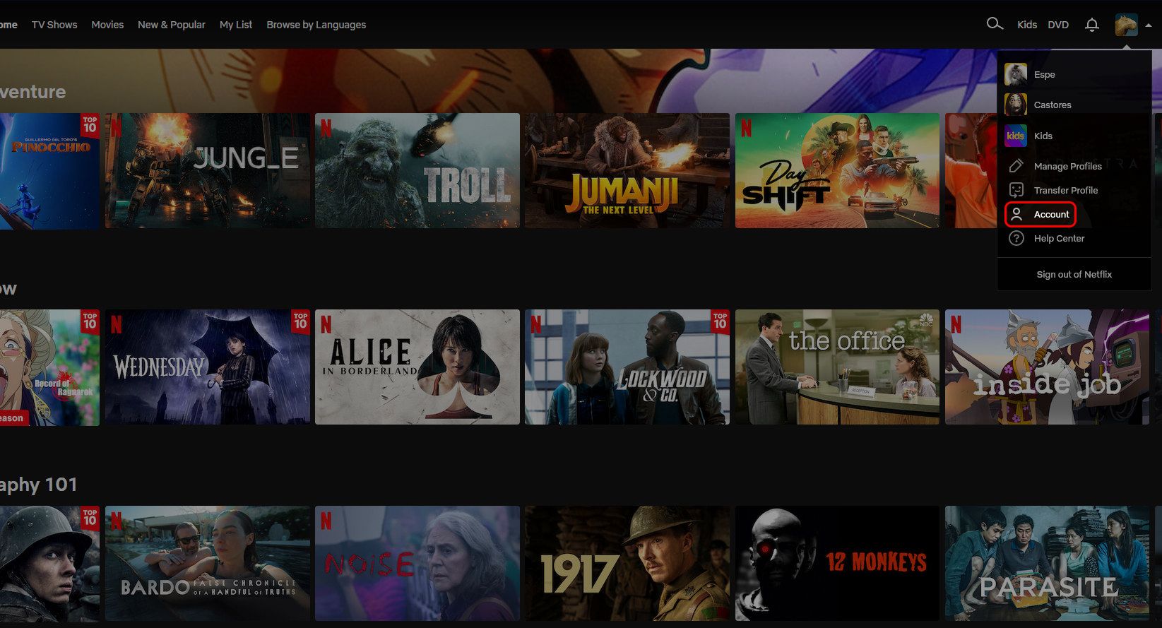Menu profil layar beranda browser Netflix menyoroti opsi Akun