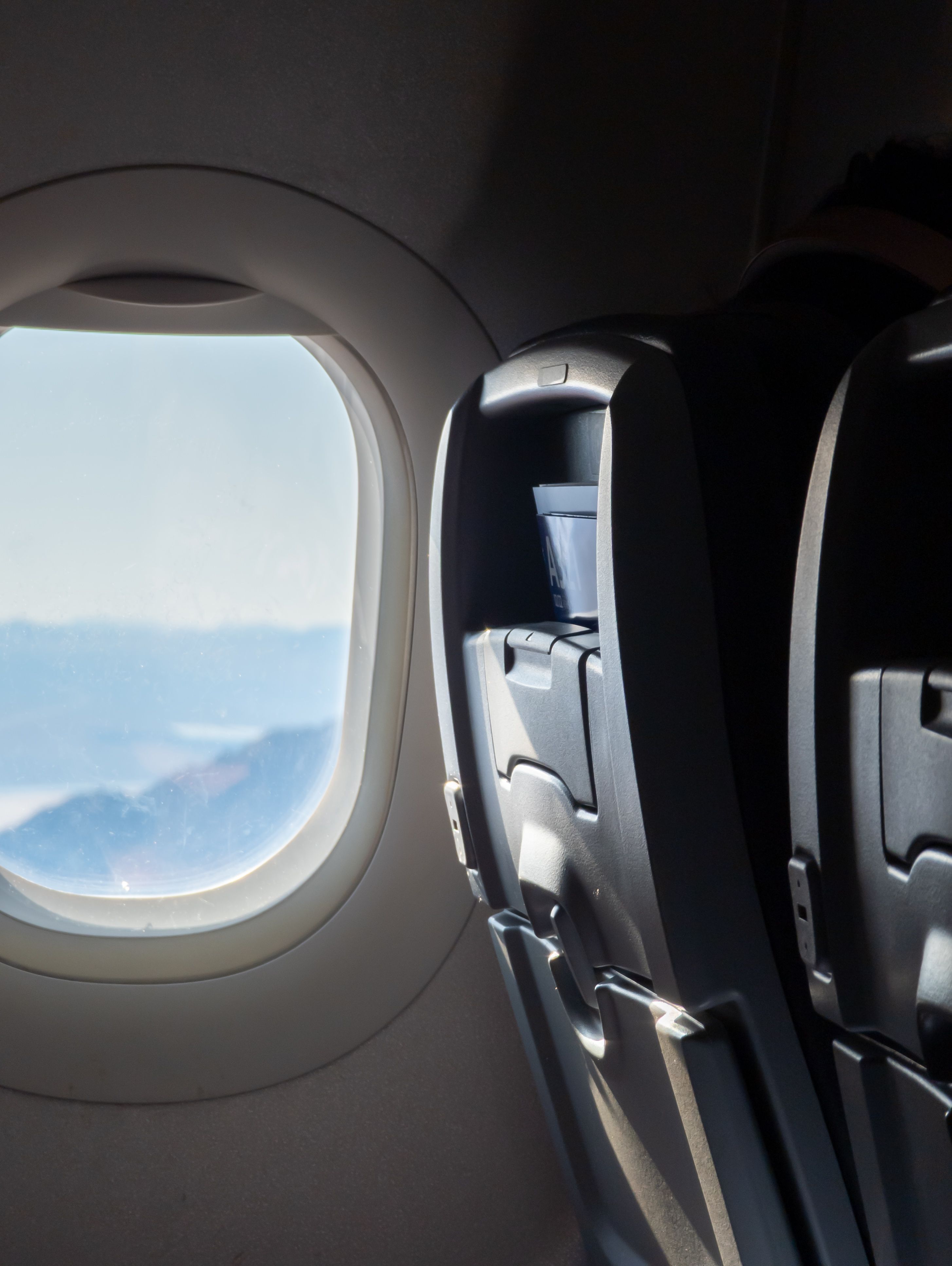 File foto RAW yang menampilkan jendela dan kursi pesawat, diedit untuk mengurangi kebisingan.