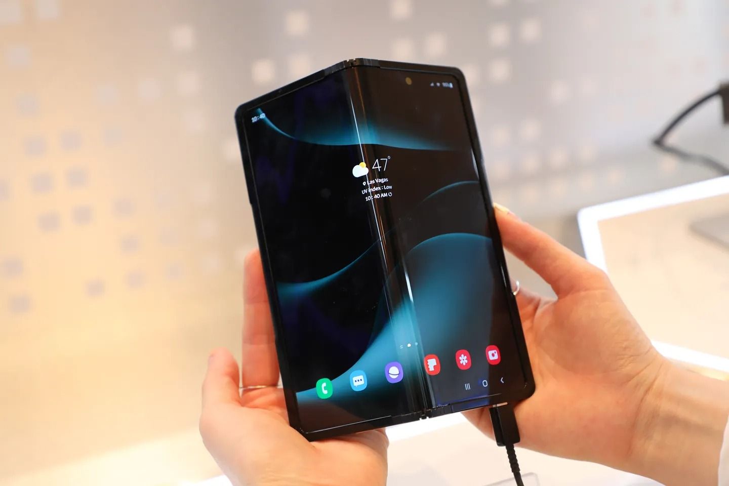 Samsung-Flex-In-Out-Display-Prototype-1