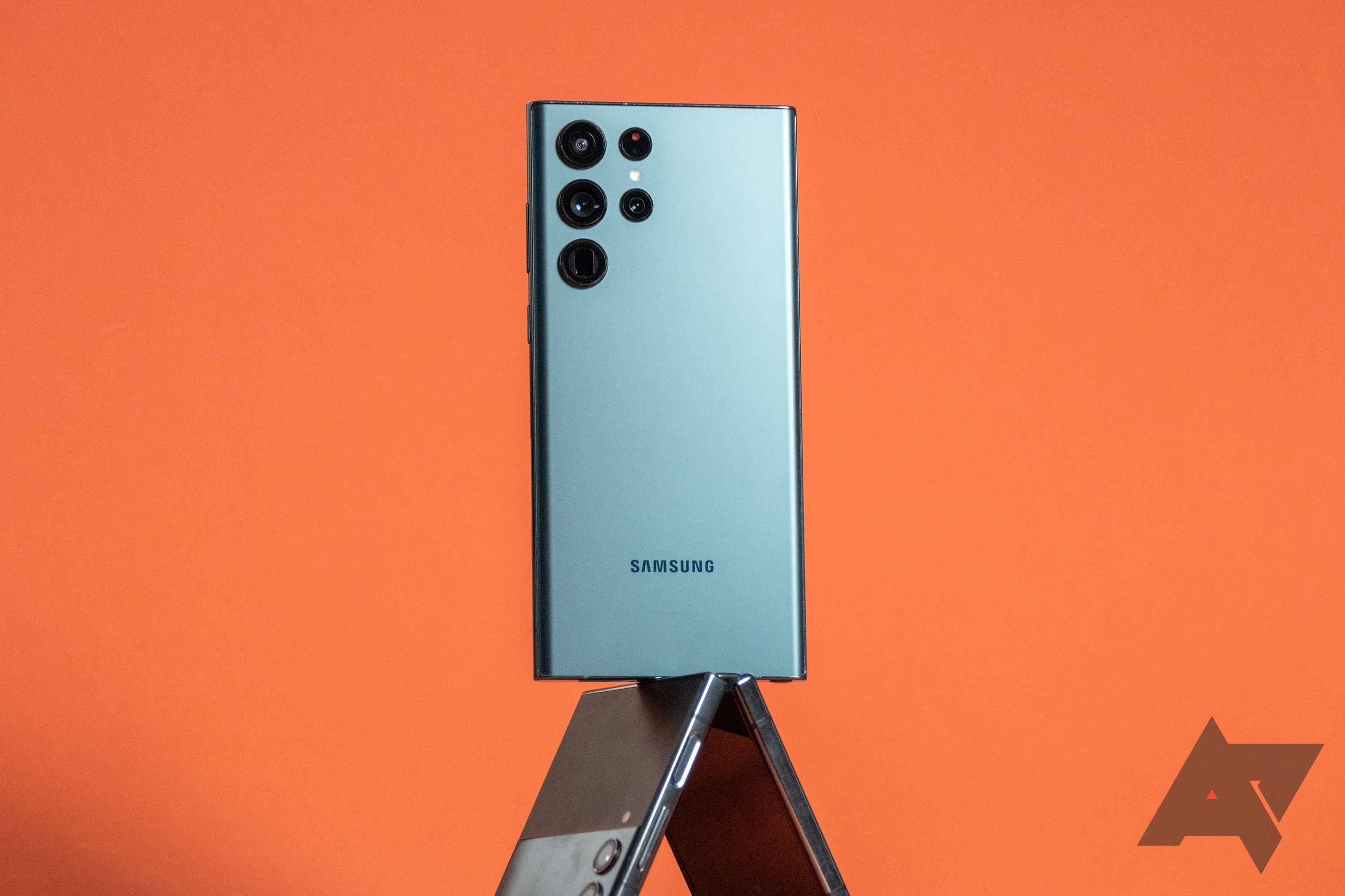 Samsung Galaxy S22 Ultra equilibrado em cima do Samsung Galaxy Z Flip 4