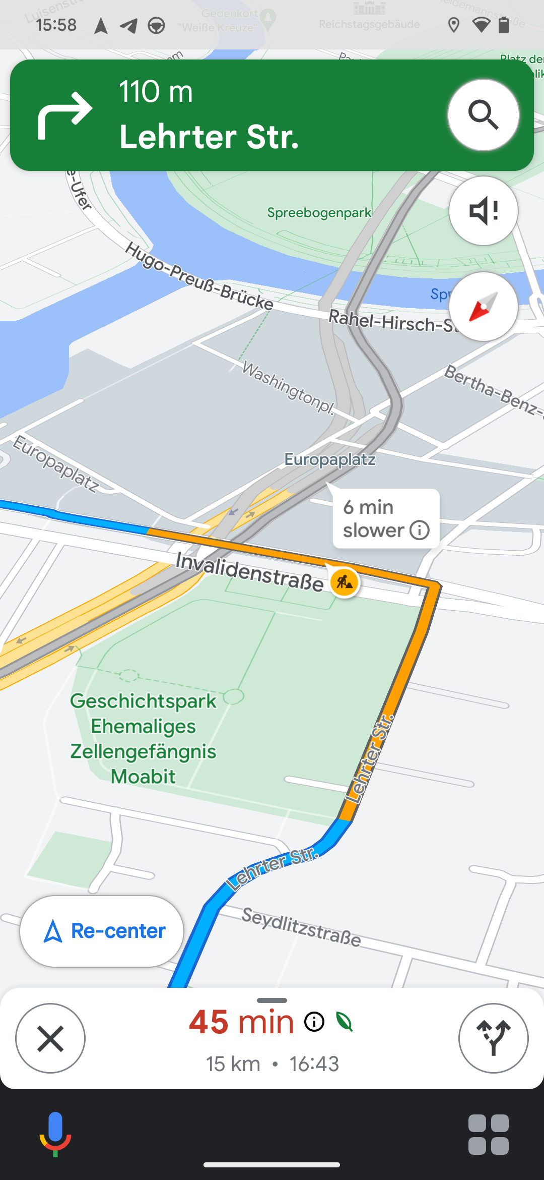 Navigasi mobil Google Maps melewati stasiun pusat Berlin