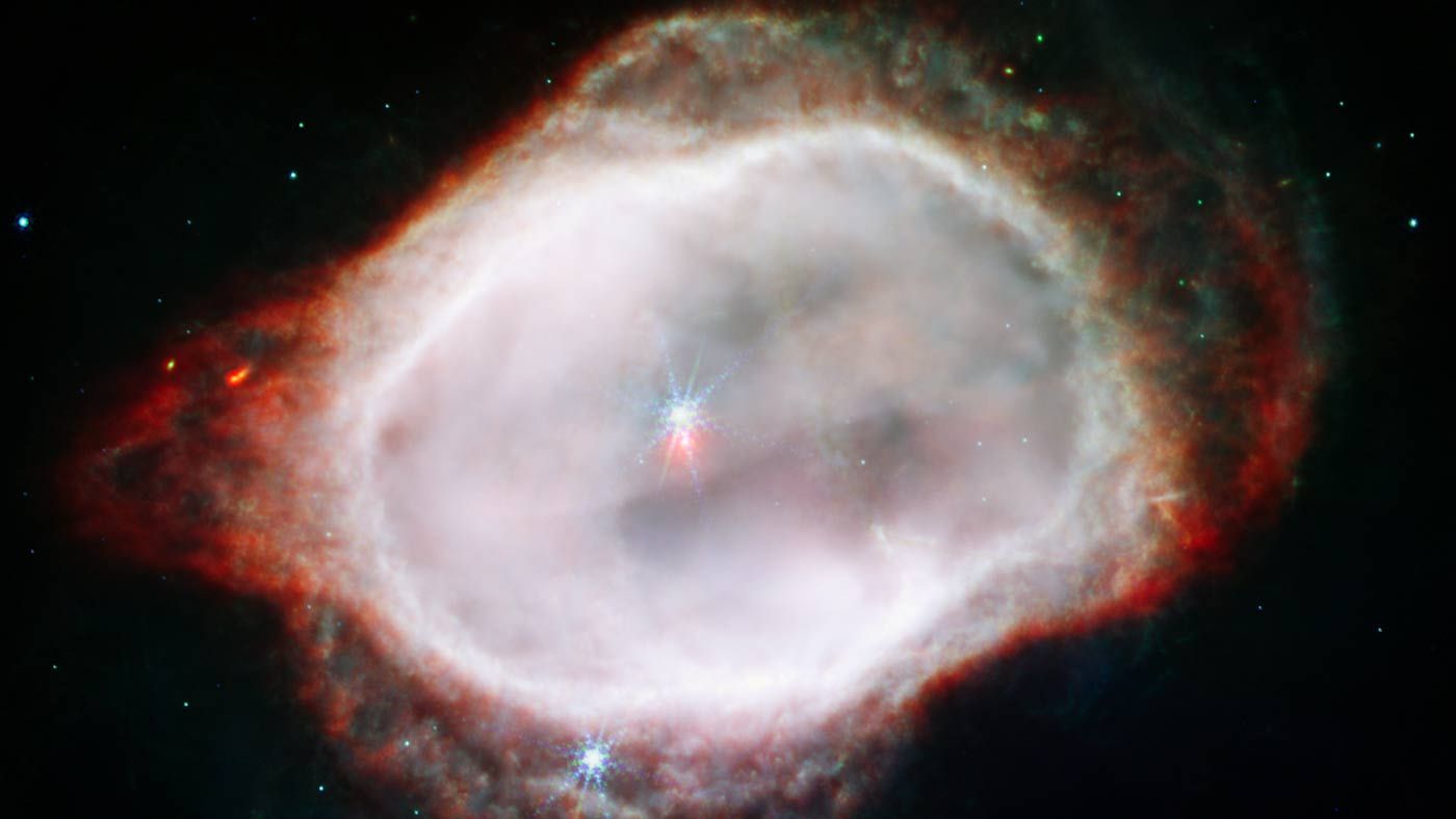 An image of a nebula ring that almost resembles an oyster with its brownish edges and pearlescent center. 