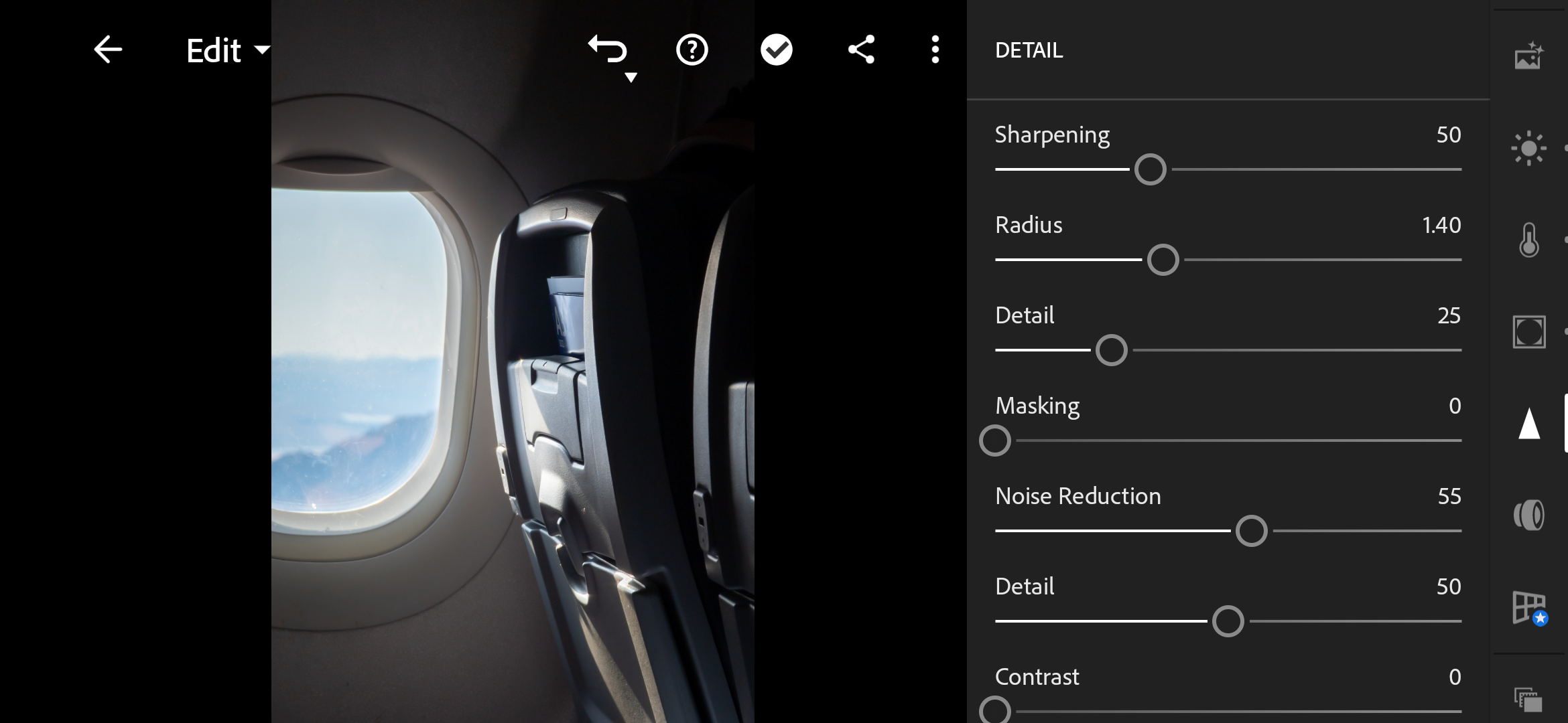 Tangkapan layar alat Detail Adobe Lightroom Mobile.