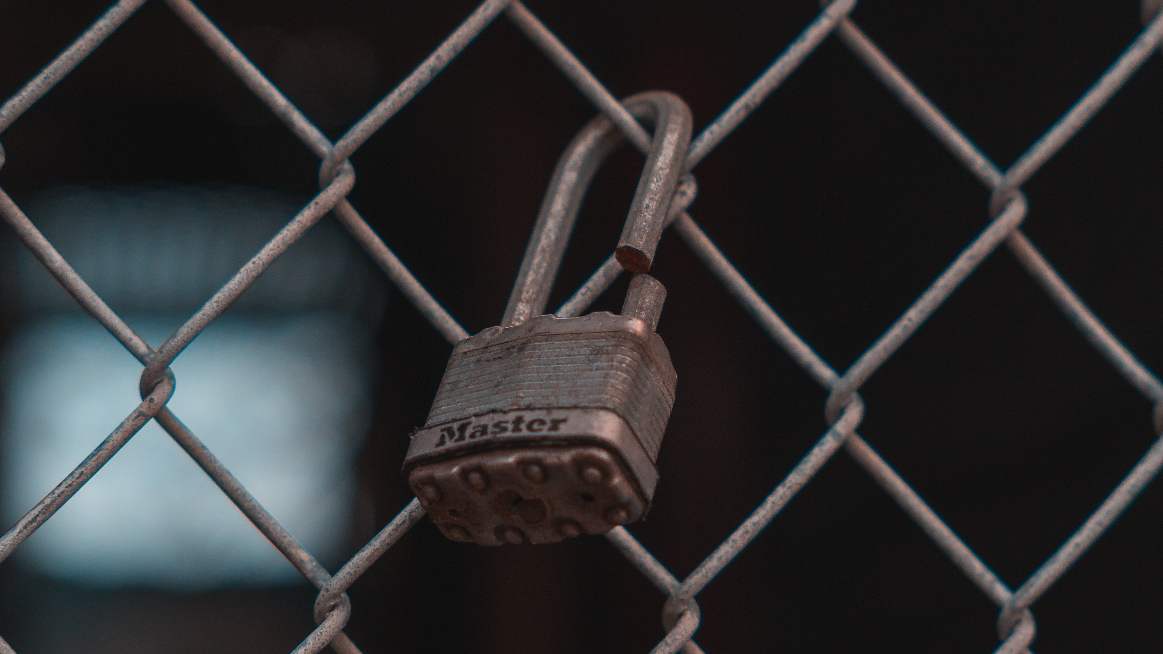 chris-lynch-Broken-Lock-unsplash