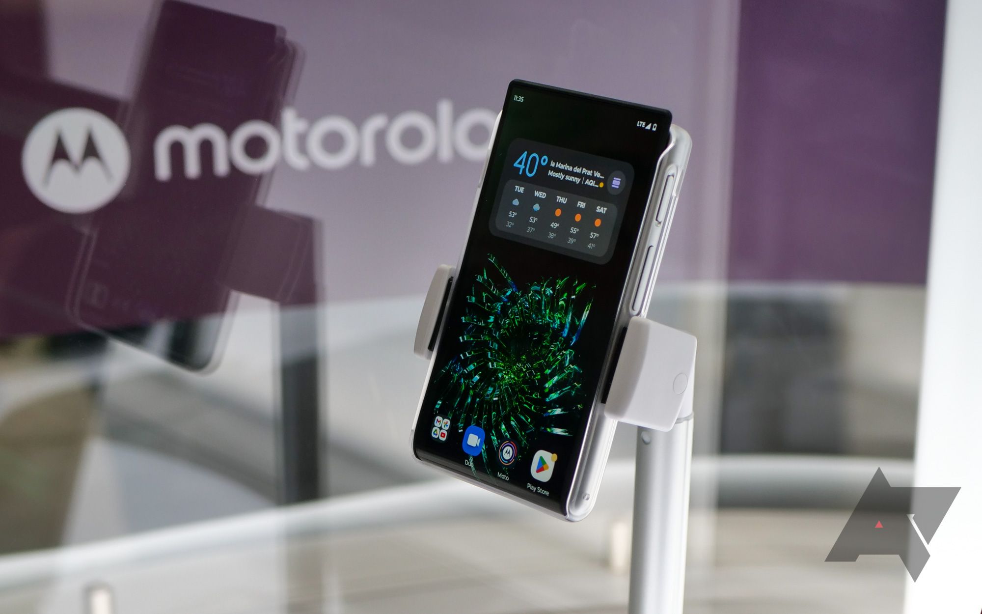 moto-rollable-display-5